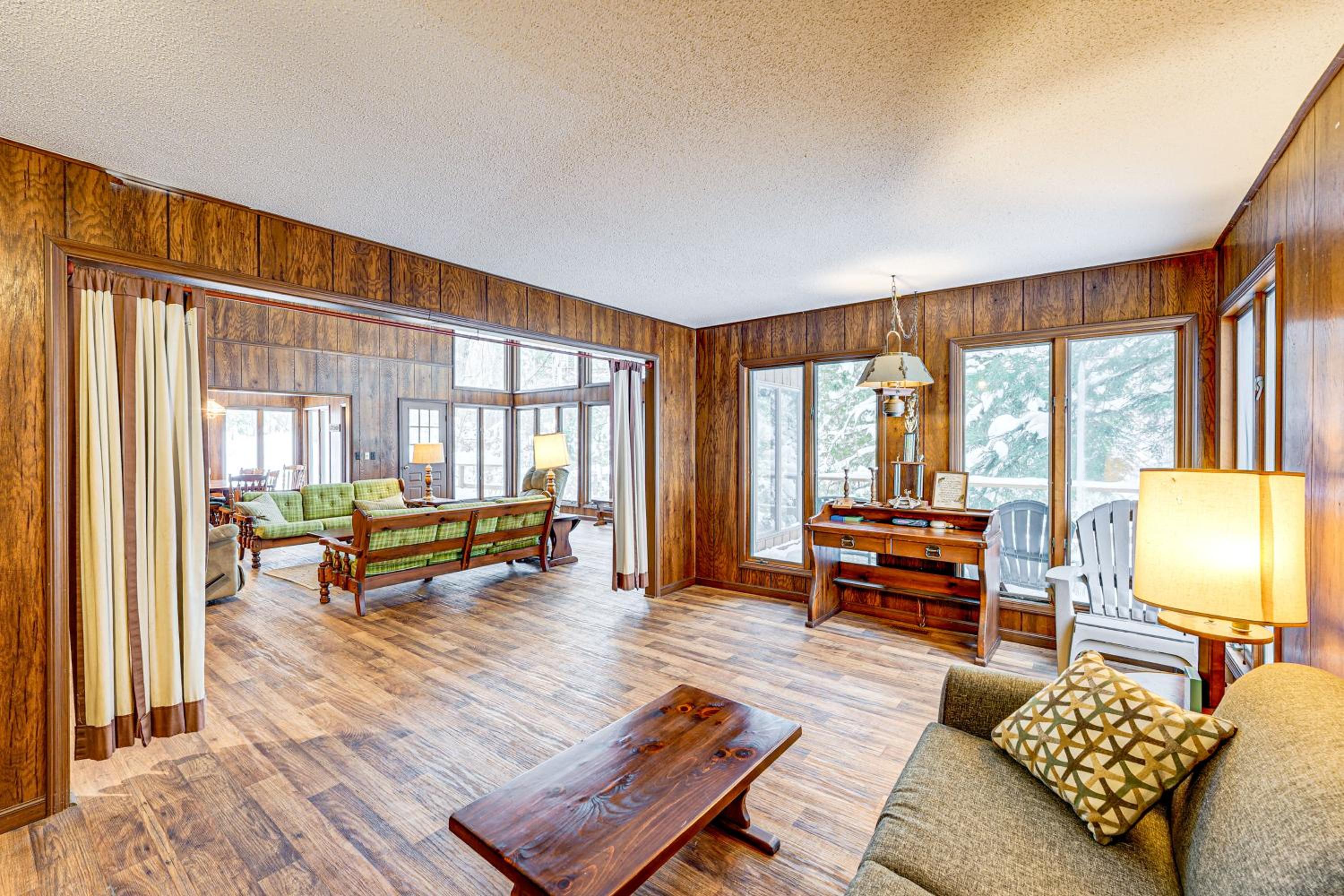 Near Manistee National Forest! Retro Cabin Retreat