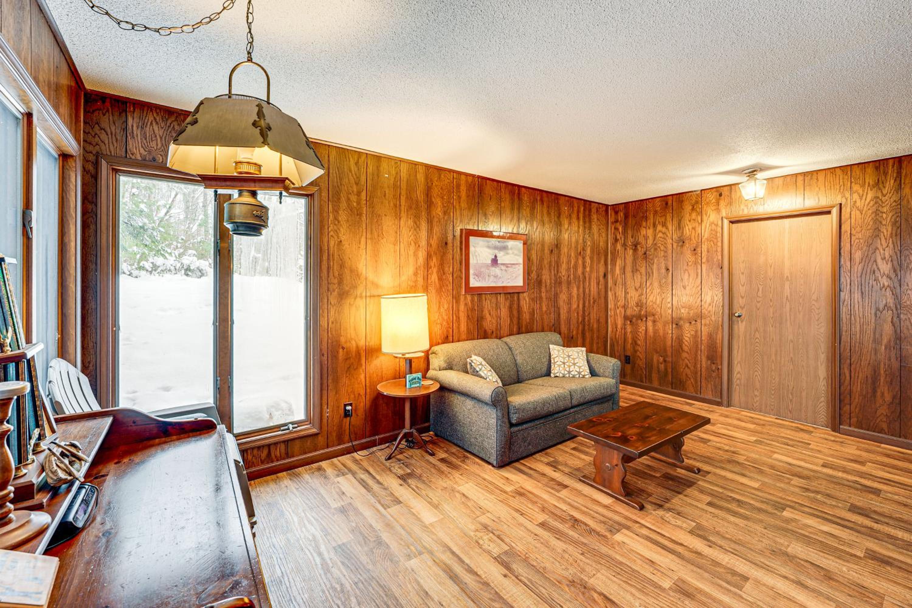 Near Manistee National Forest! Retro Cabin Retreat