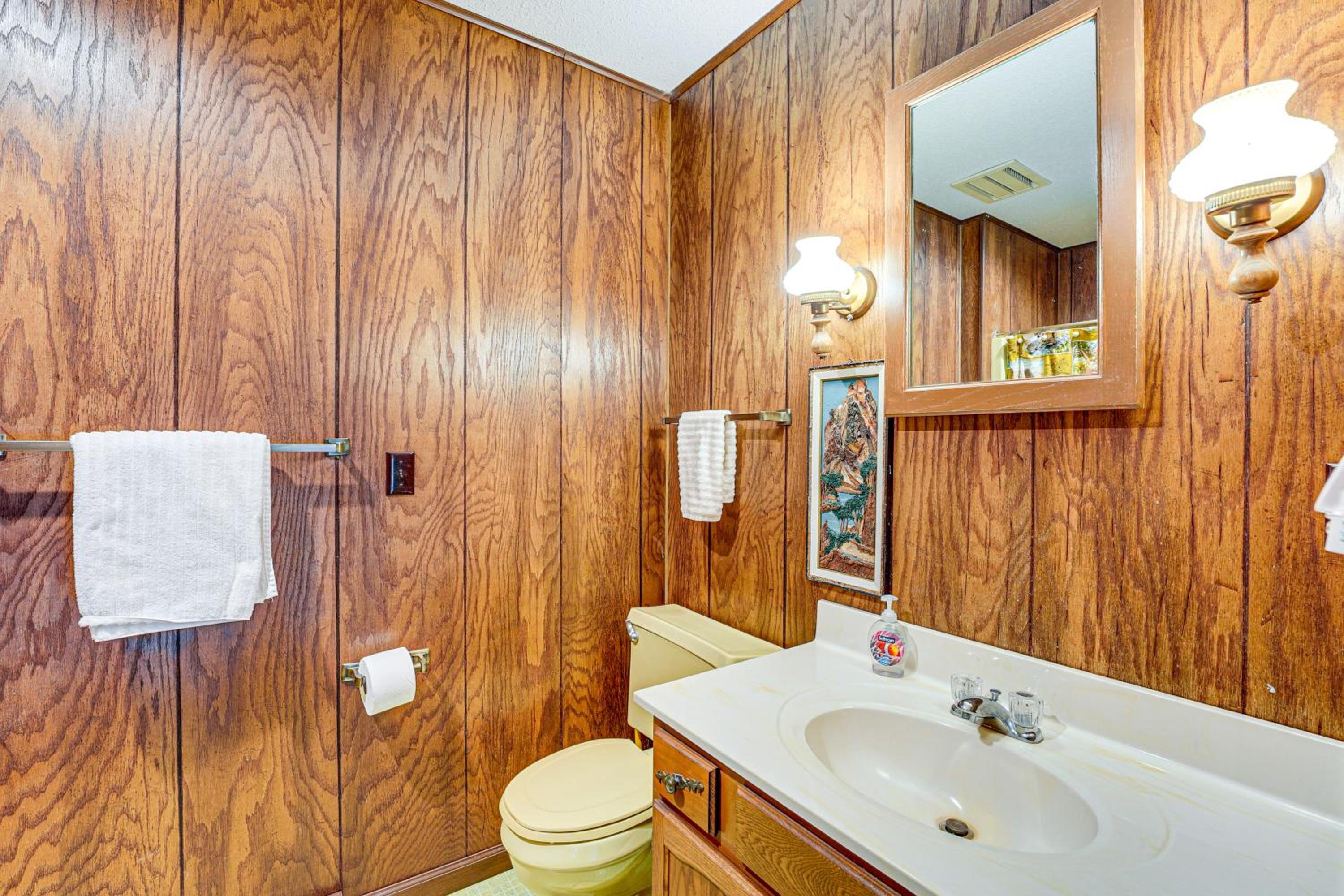 Near Manistee National Forest! Retro Cabin Retreat