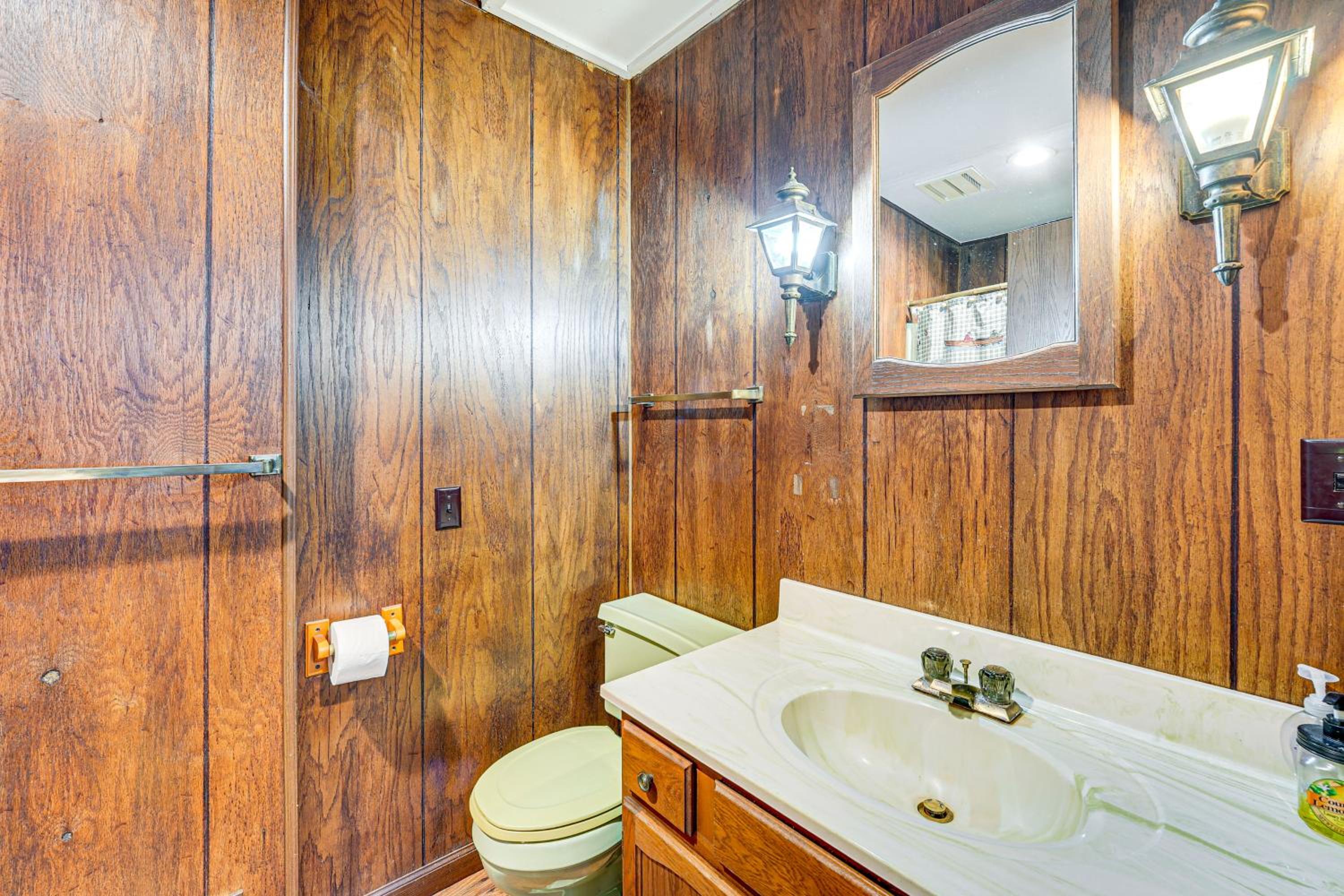 Near Manistee National Forest! Retro Cabin Retreat