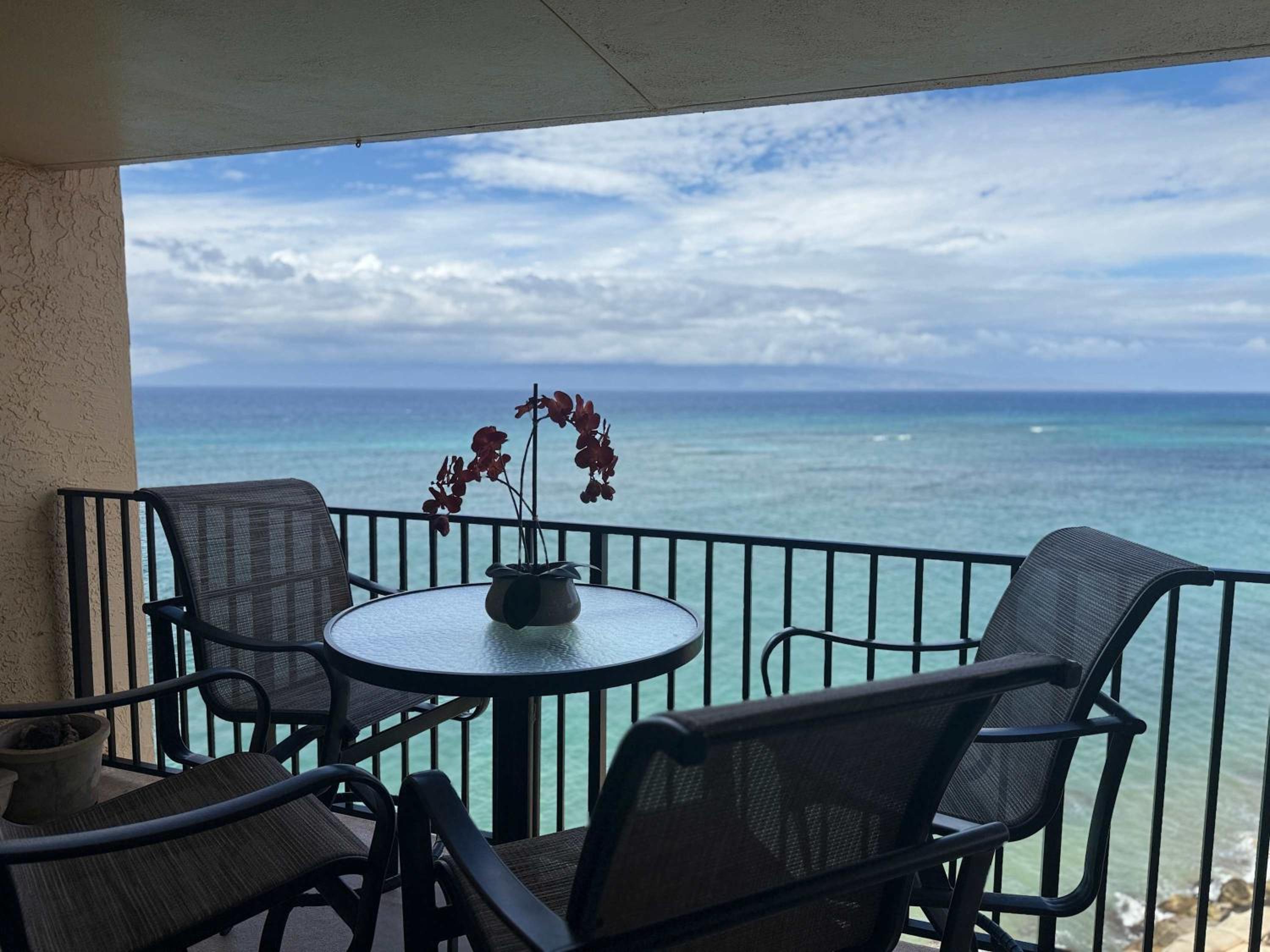 2 Kings Top Floor Oceanfront Big Lanai Views from the Top