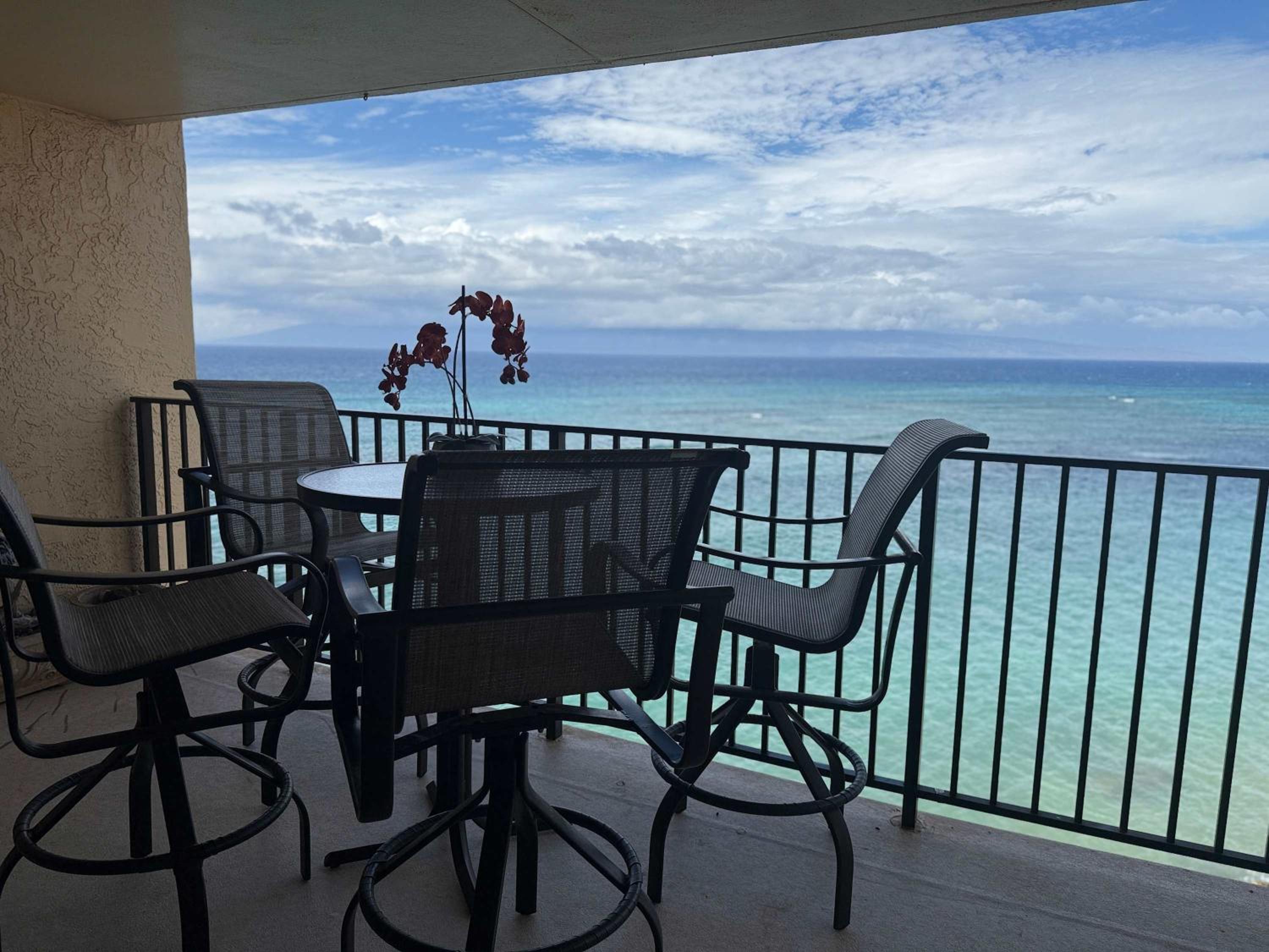 2 Kings Top Floor Oceanfront Big Lanai Views from the Top