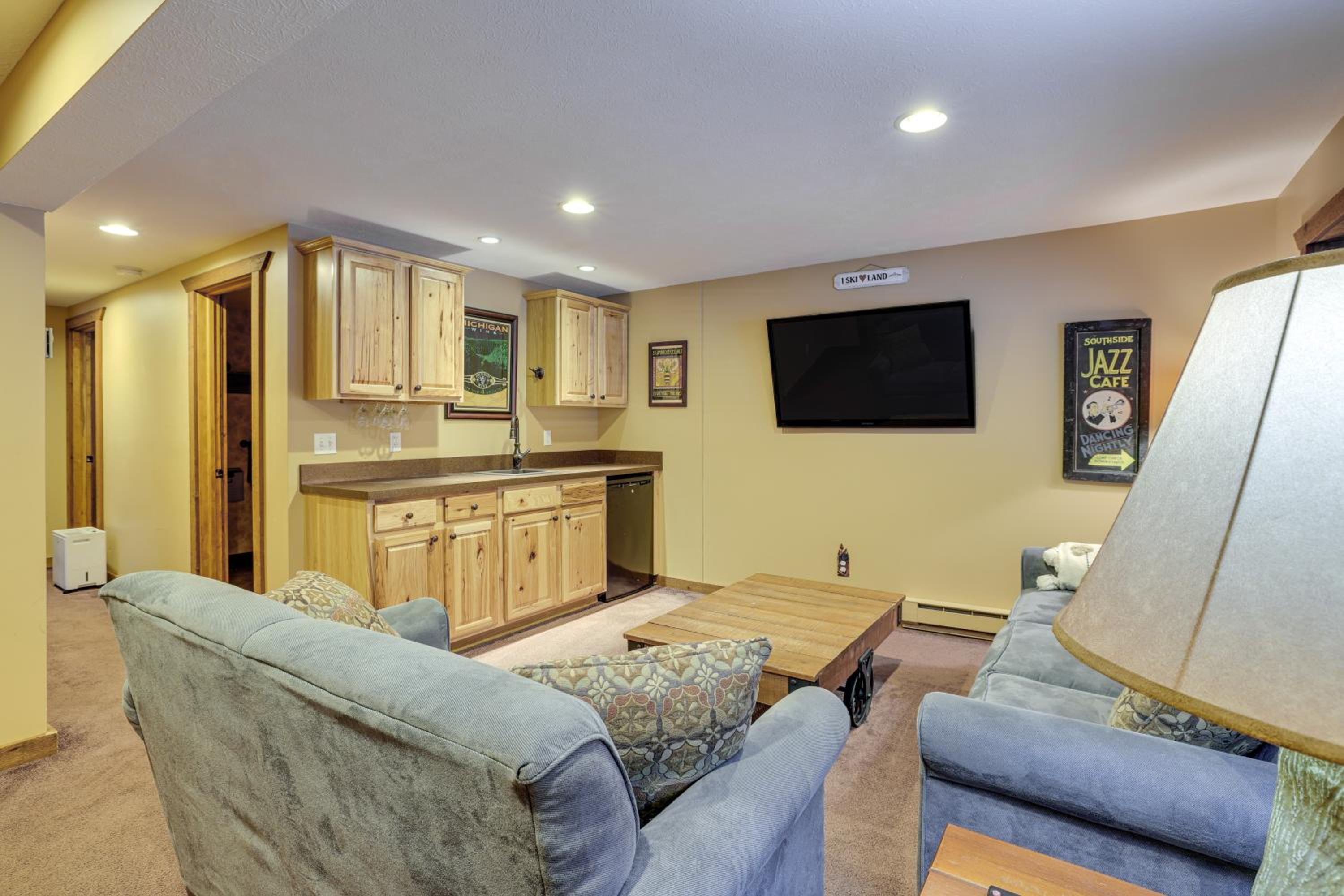 Crystal Mountain Cabin Ski, Golf and Explore!
