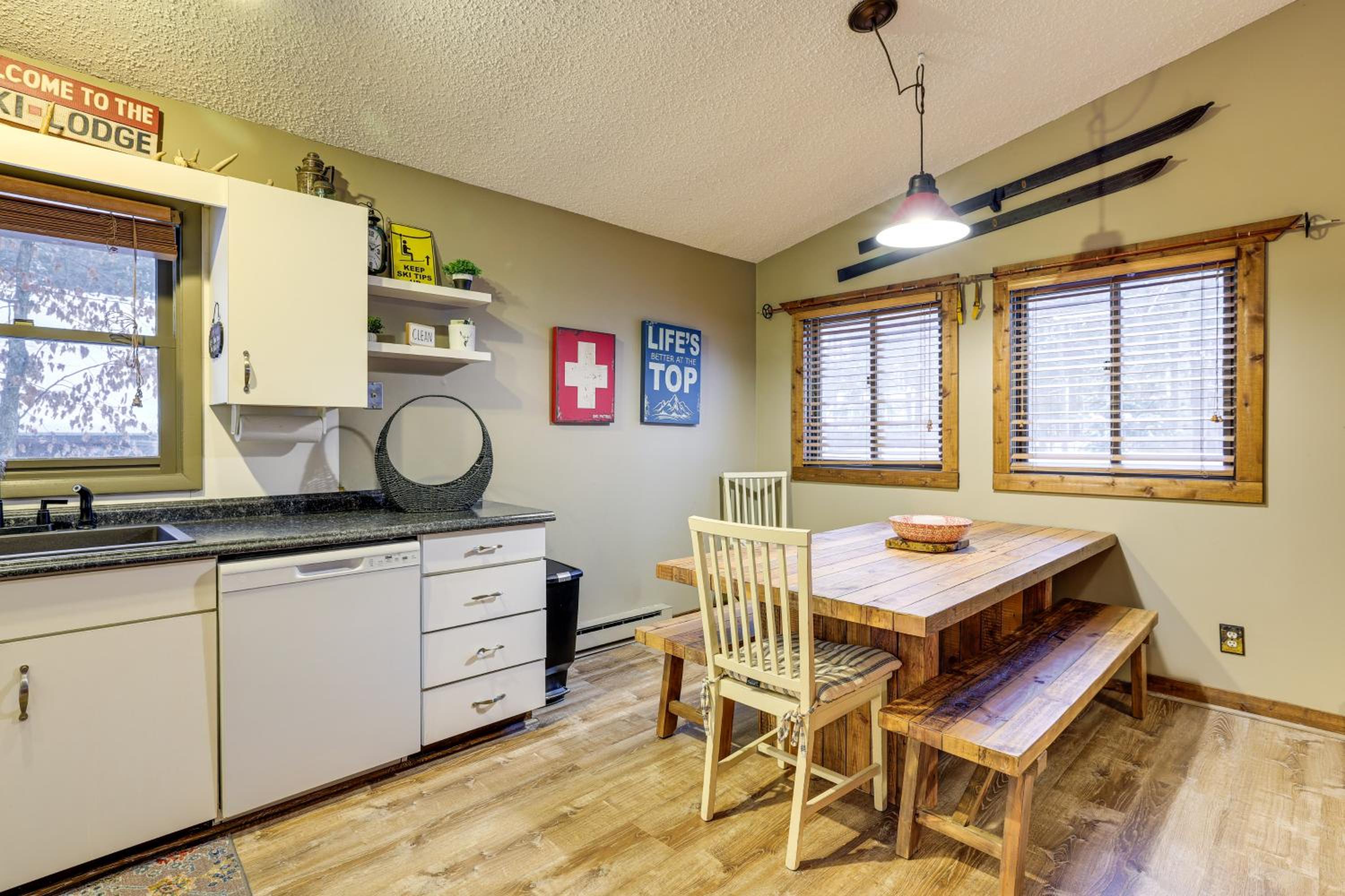 Crystal Mountain Cabin Ski, Golf and Explore!