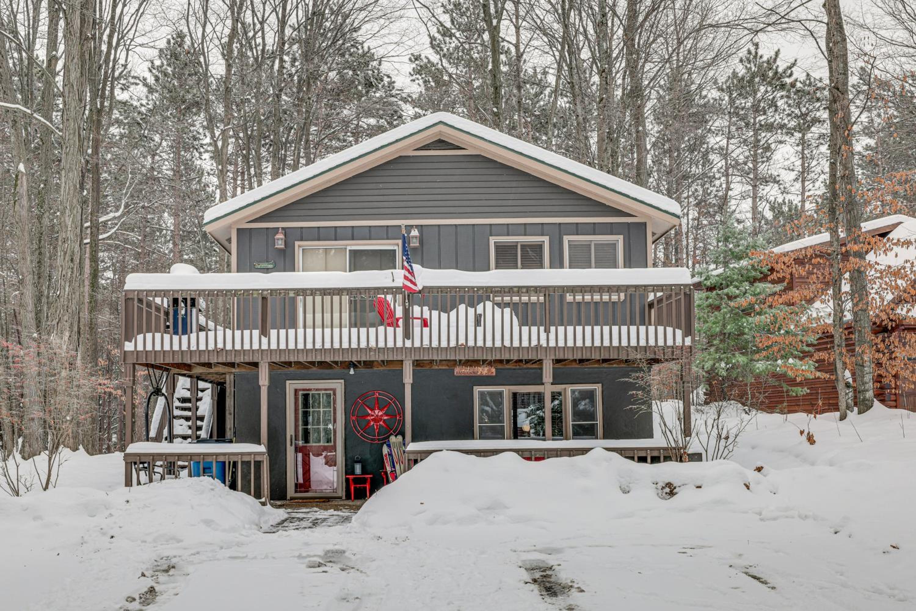 Crystal Mountain Cabin Ski, Golf and Explore!