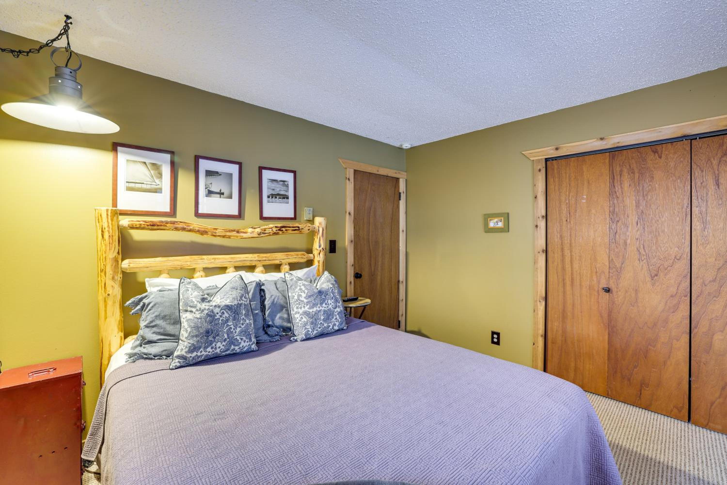 Crystal Mountain Cabin Ski, Golf and Explore!