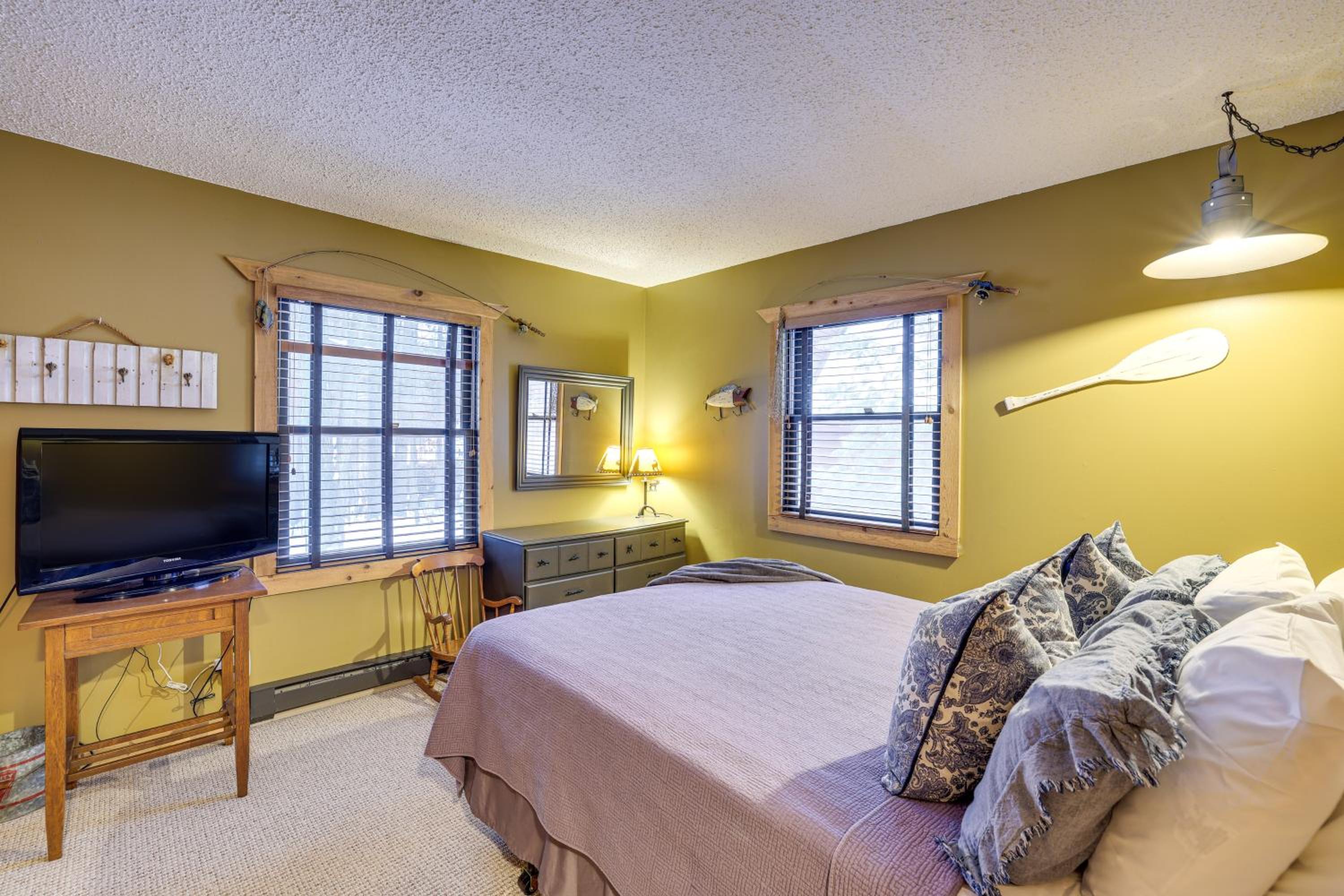 Crystal Mountain Cabin Ski, Golf and Explore!