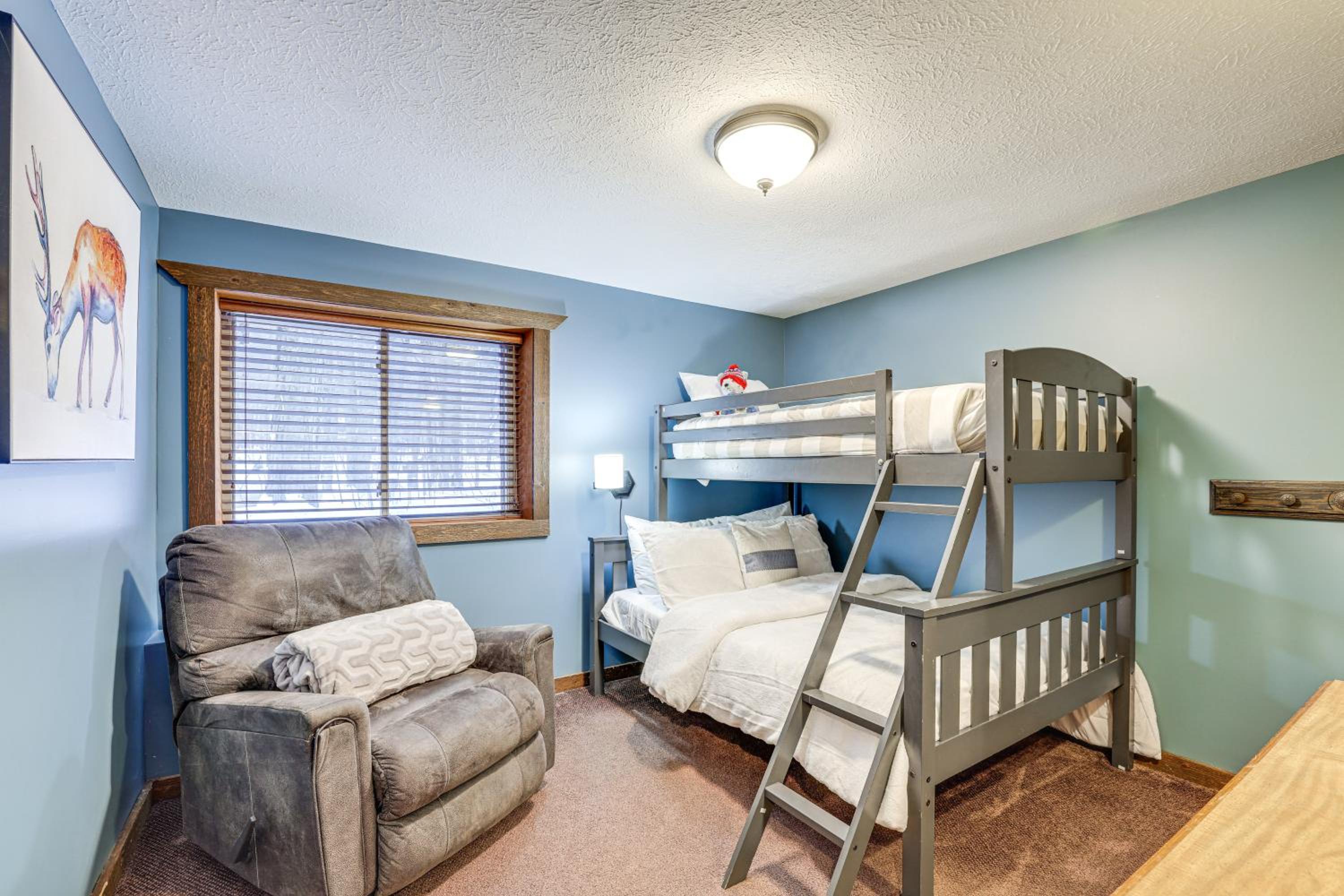 Crystal Mountain Cabin Ski, Golf and Explore!
