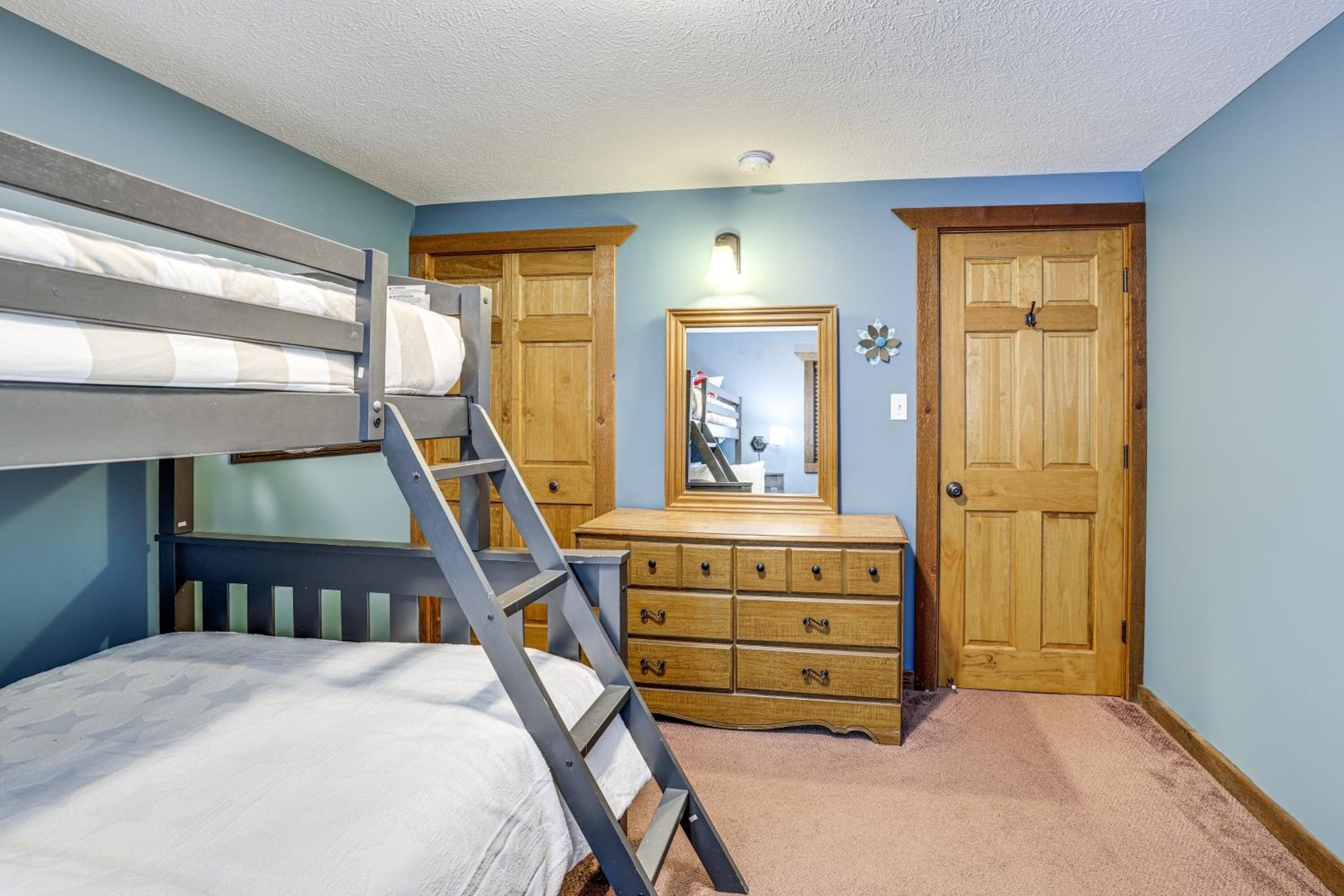 Crystal Mountain Cabin Ski, Golf and Explore!