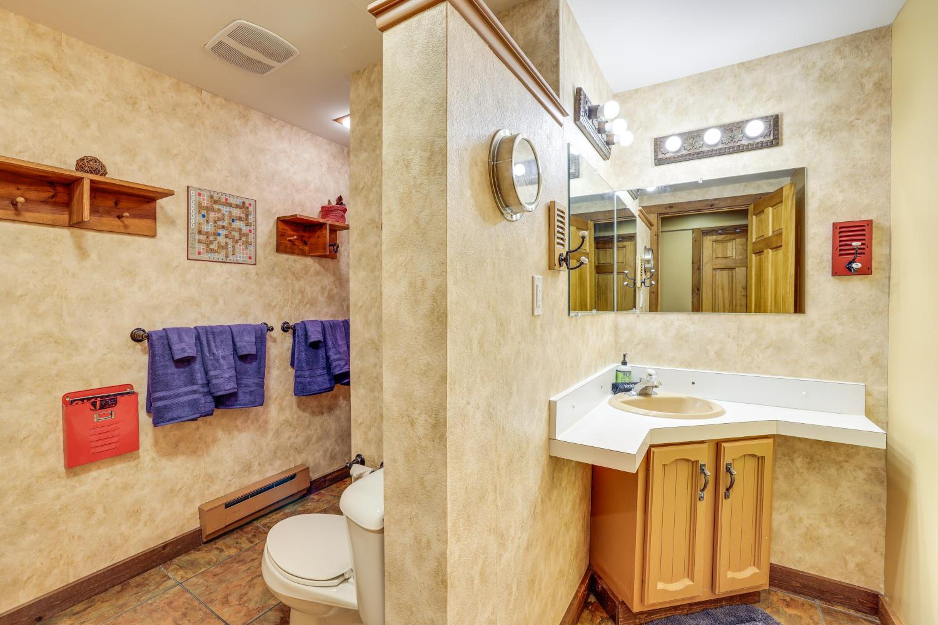 Crystal Mountain Cabin Ski, Golf and Explore!