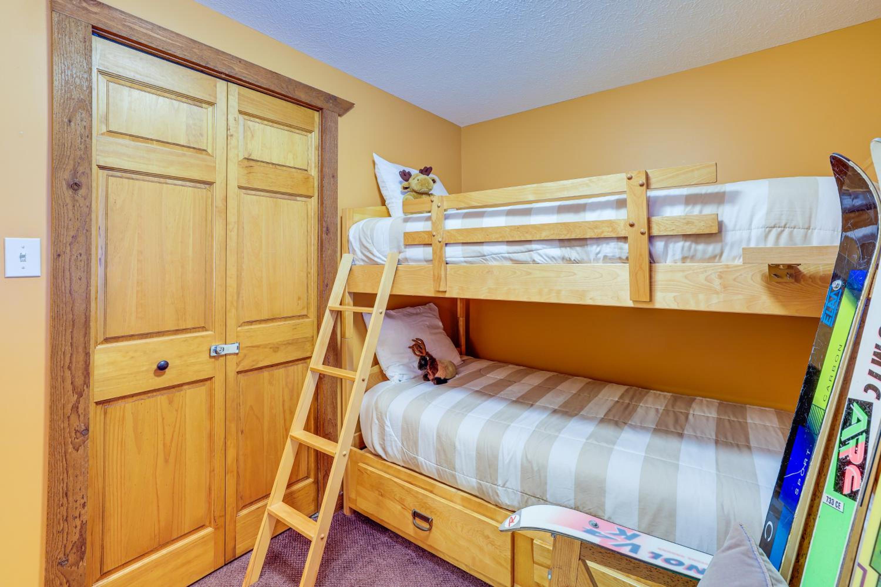 Crystal Mountain Cabin Ski, Golf and Explore!