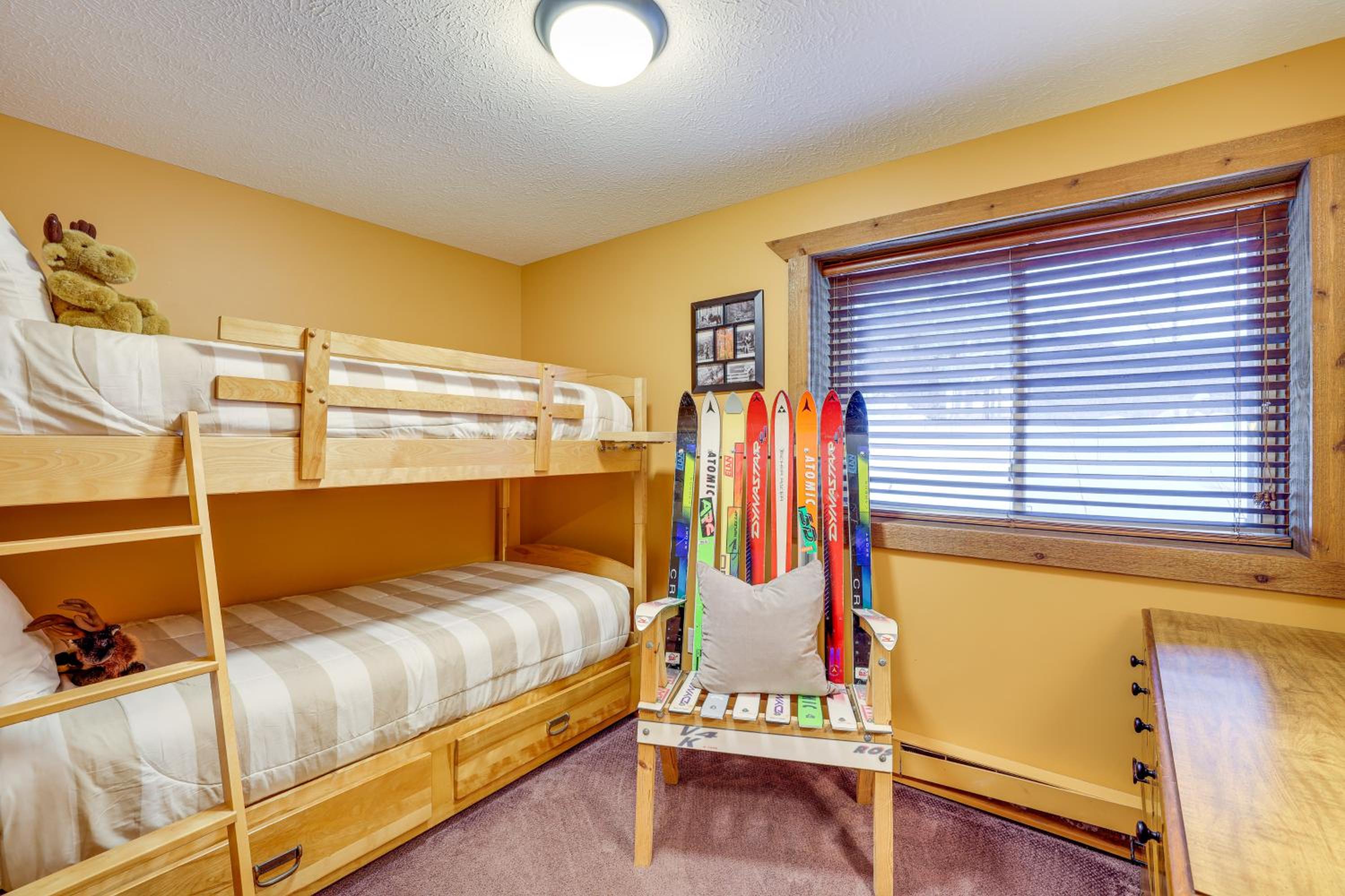 Crystal Mountain Cabin Ski, Golf and Explore!