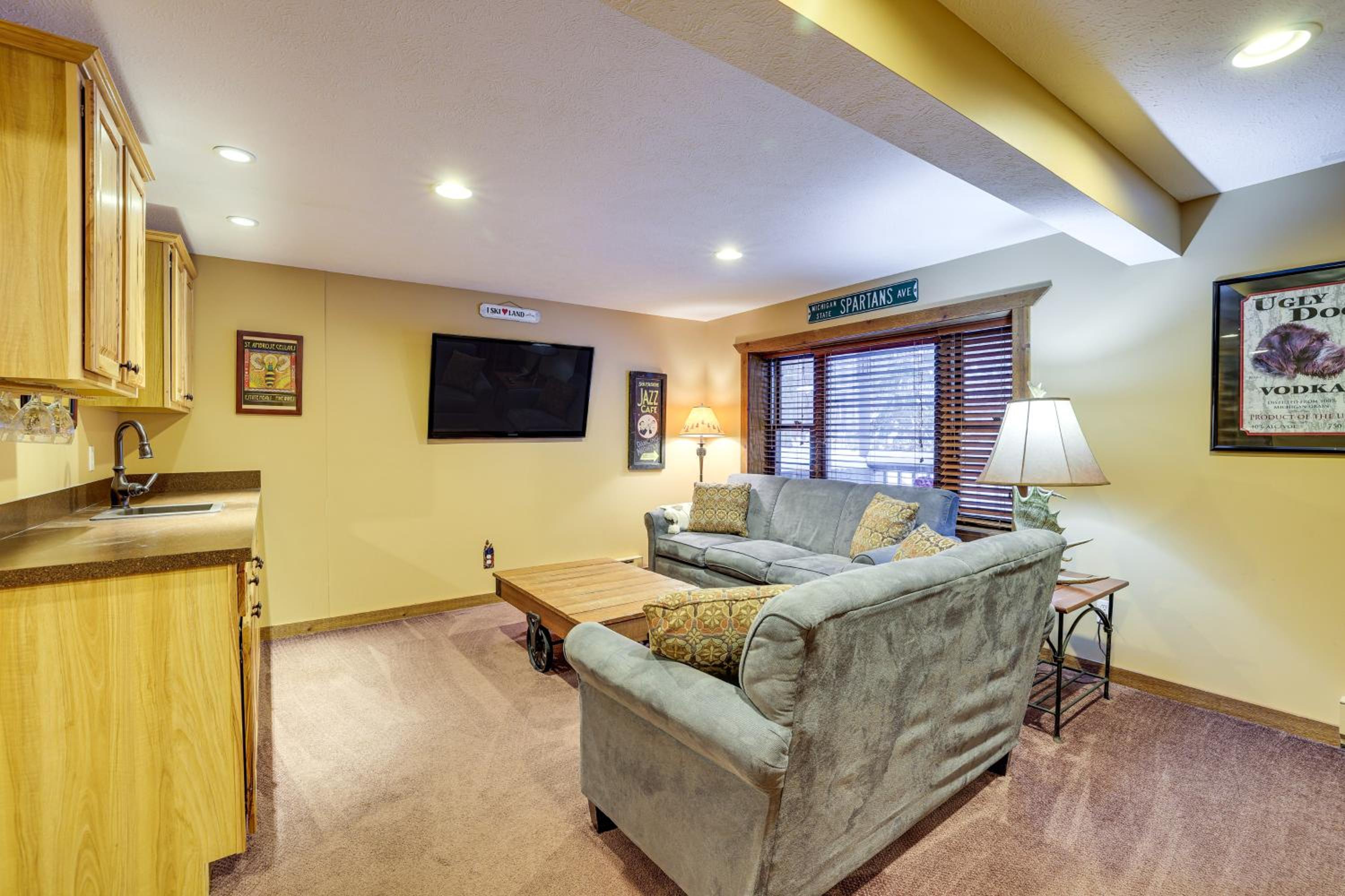 Crystal Mountain Cabin Ski, Golf and Explore!