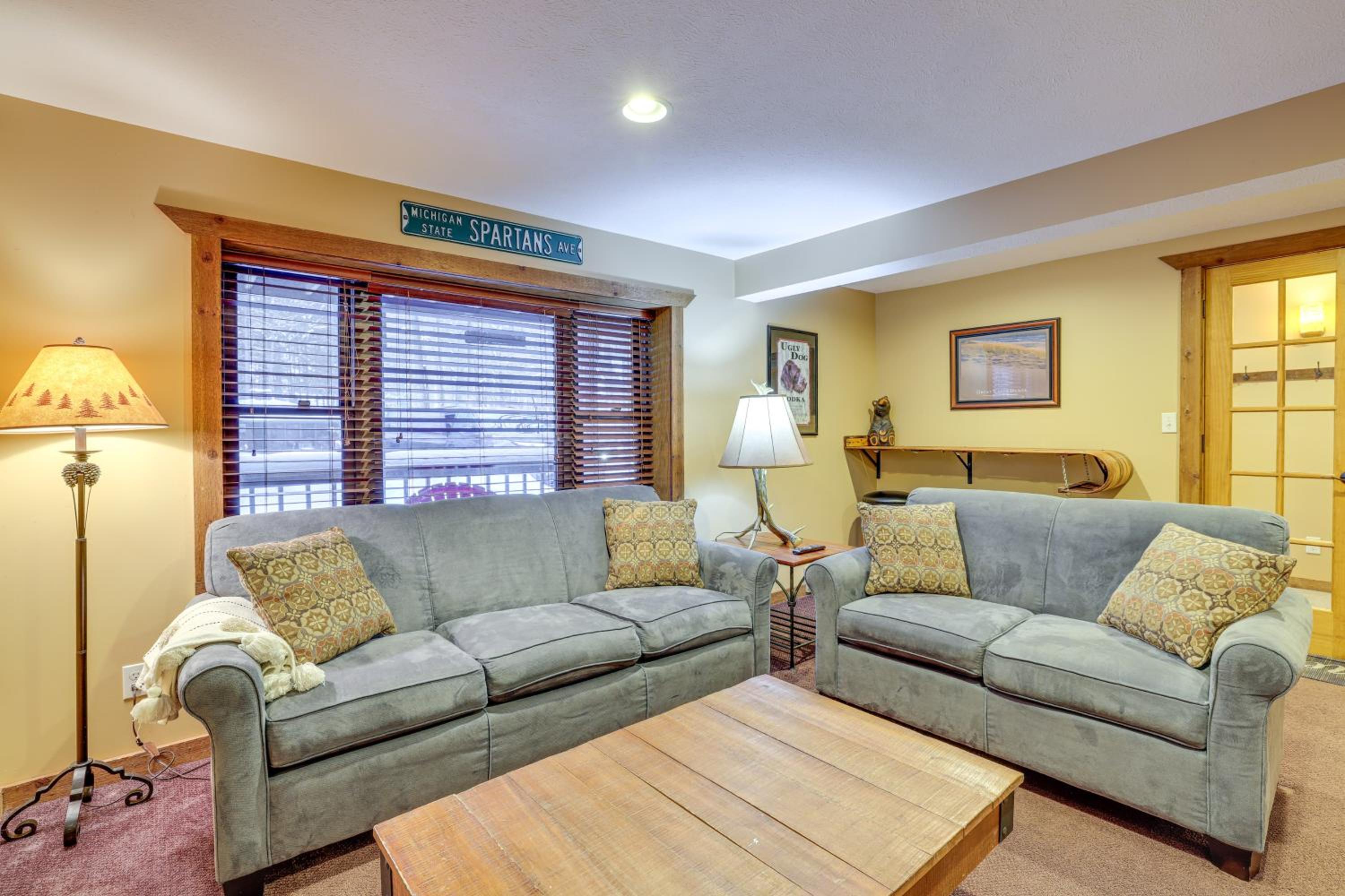 Crystal Mountain Cabin Ski, Golf and Explore!