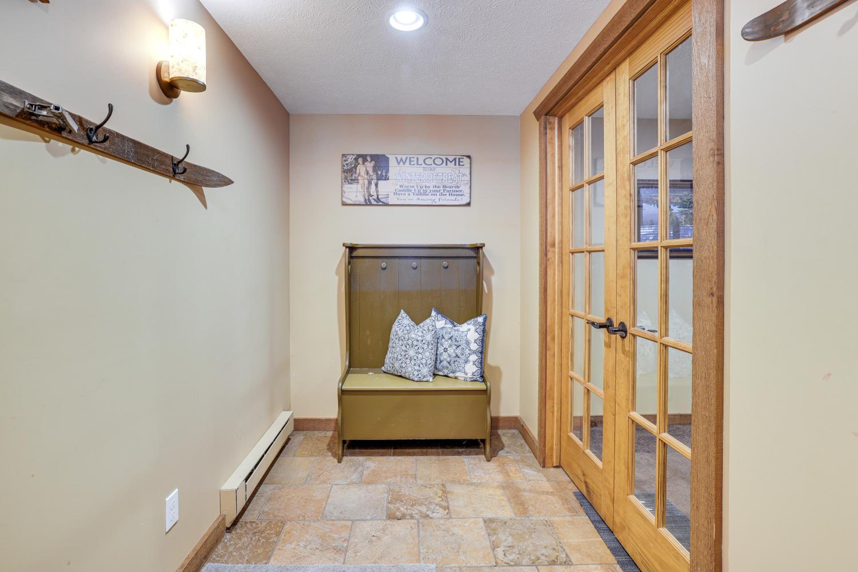 Crystal Mountain Cabin Ski, Golf and Explore!