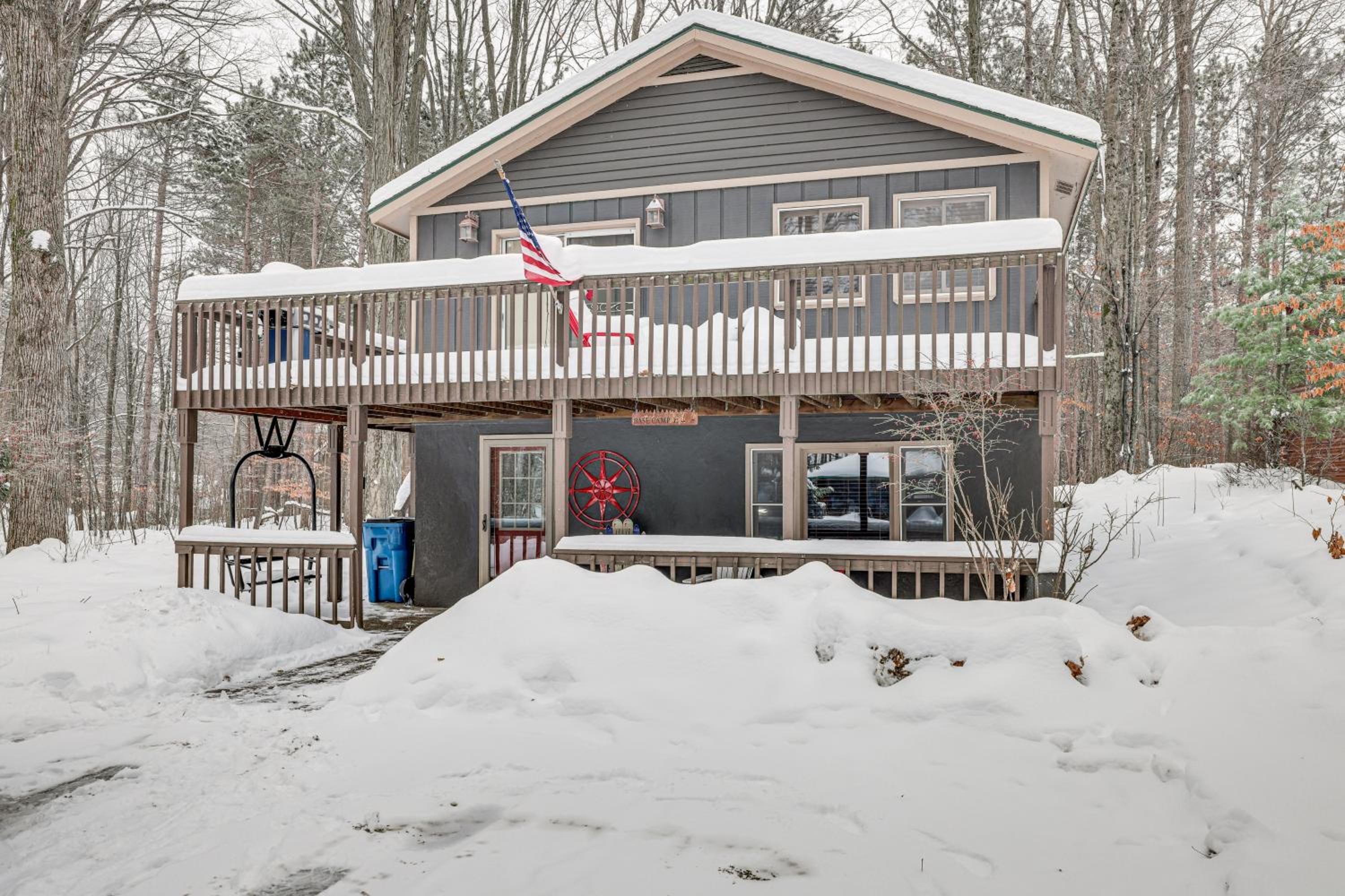 Crystal Mountain Cabin Ski, Golf and Explore!