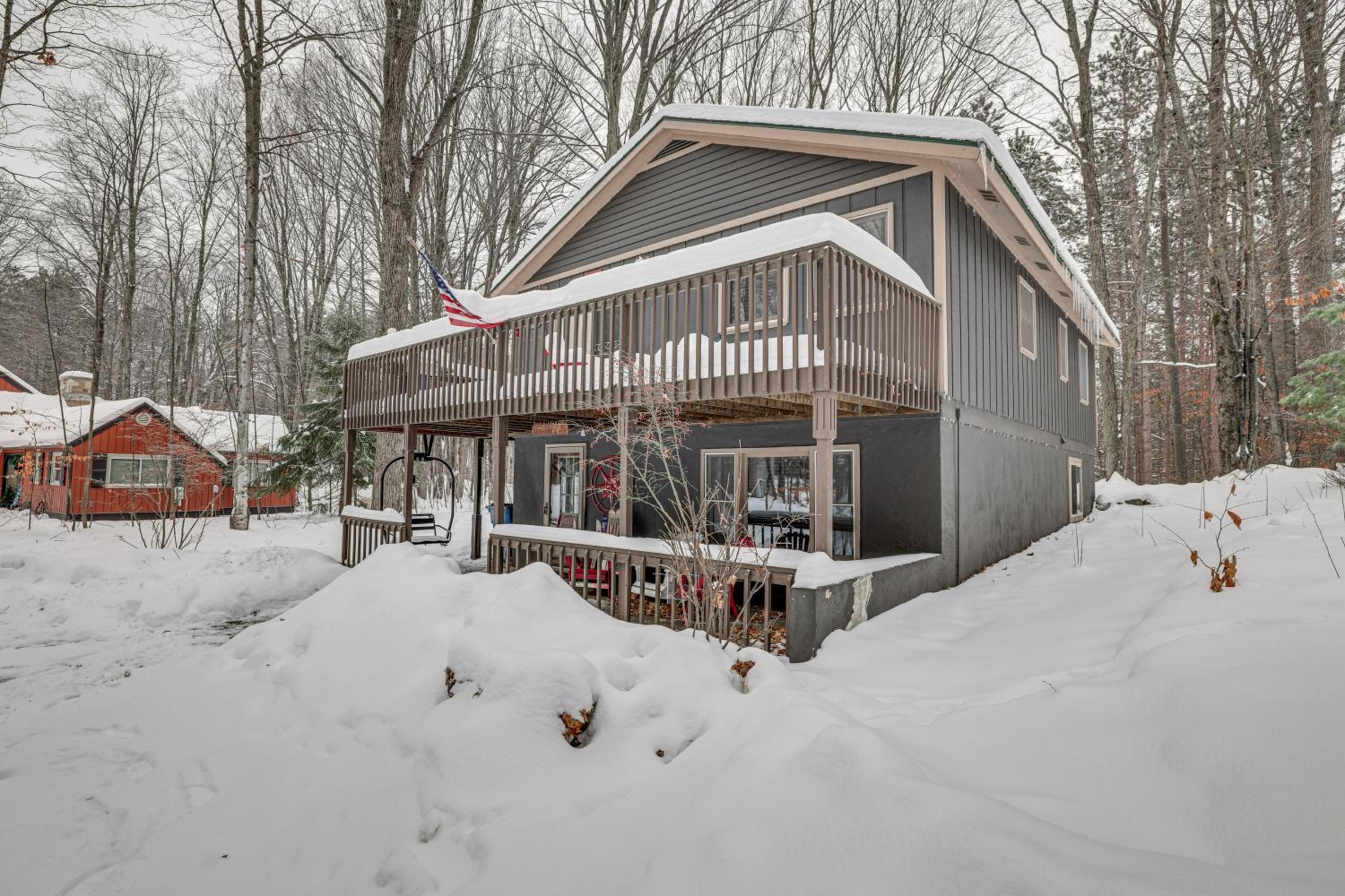 Crystal Mountain Cabin Ski, Golf and Explore!