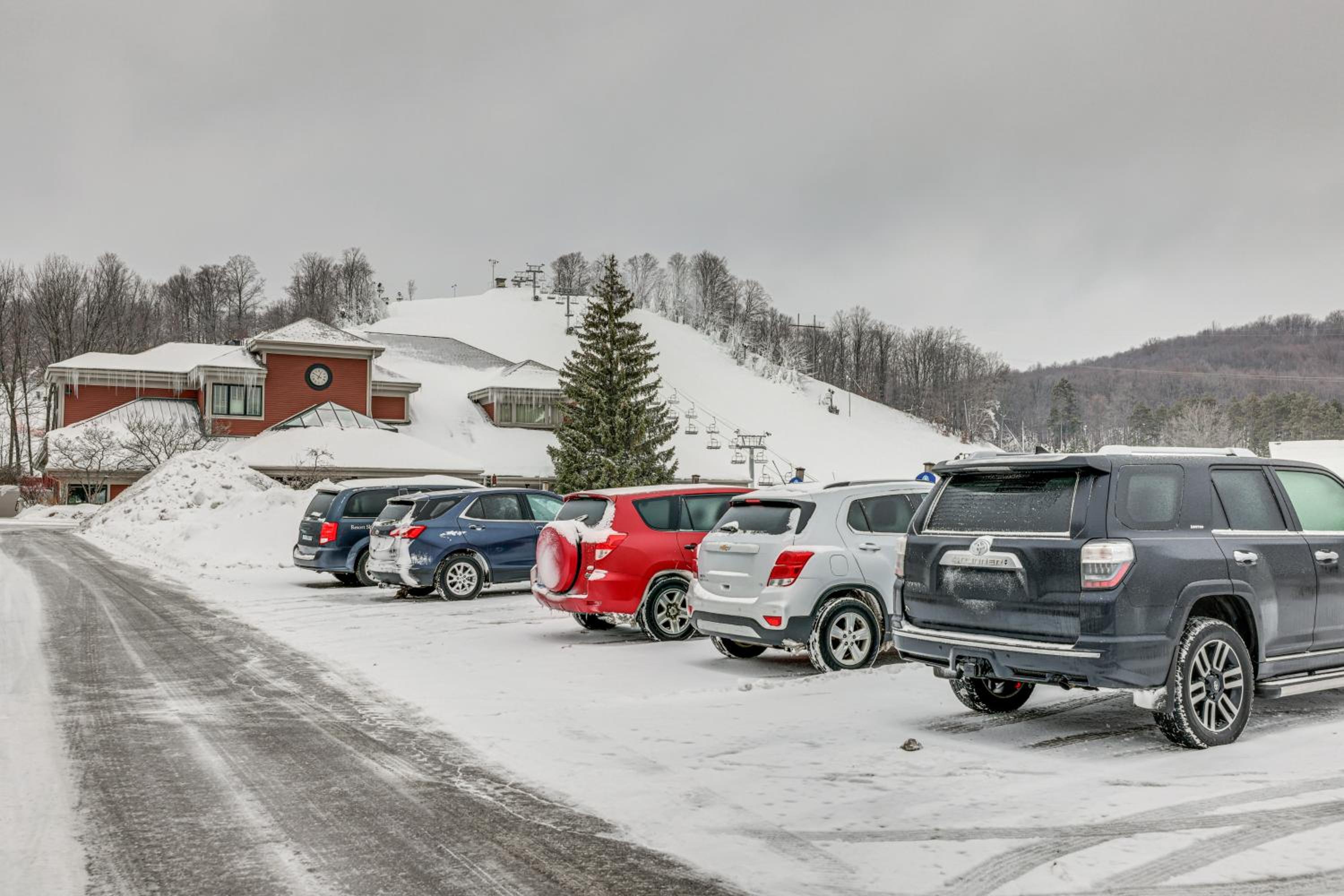 Crystal Mountain Cabin Ski, Golf and Explore!