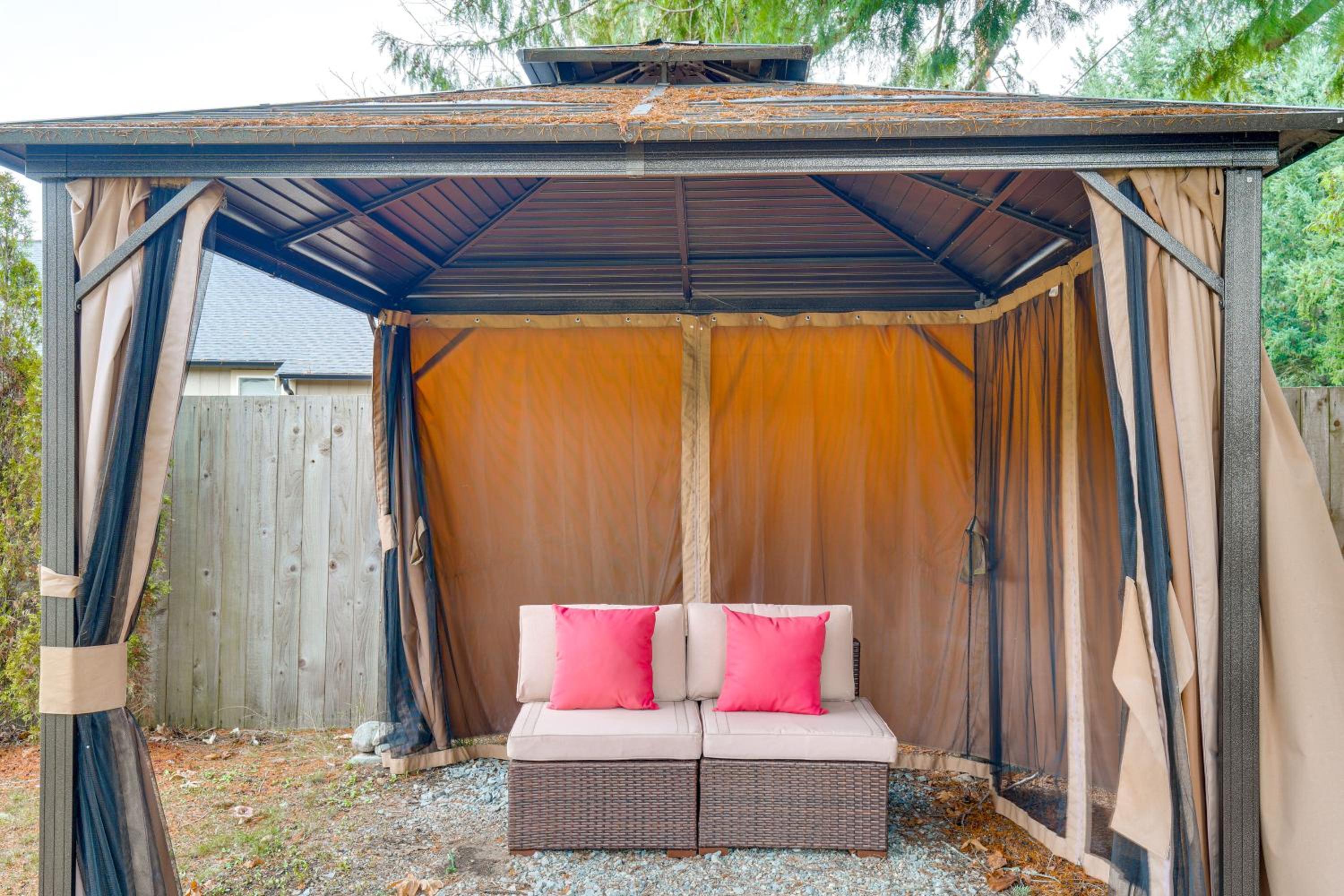 Puget Sound Single-Level Gem with Outdoor Fun!