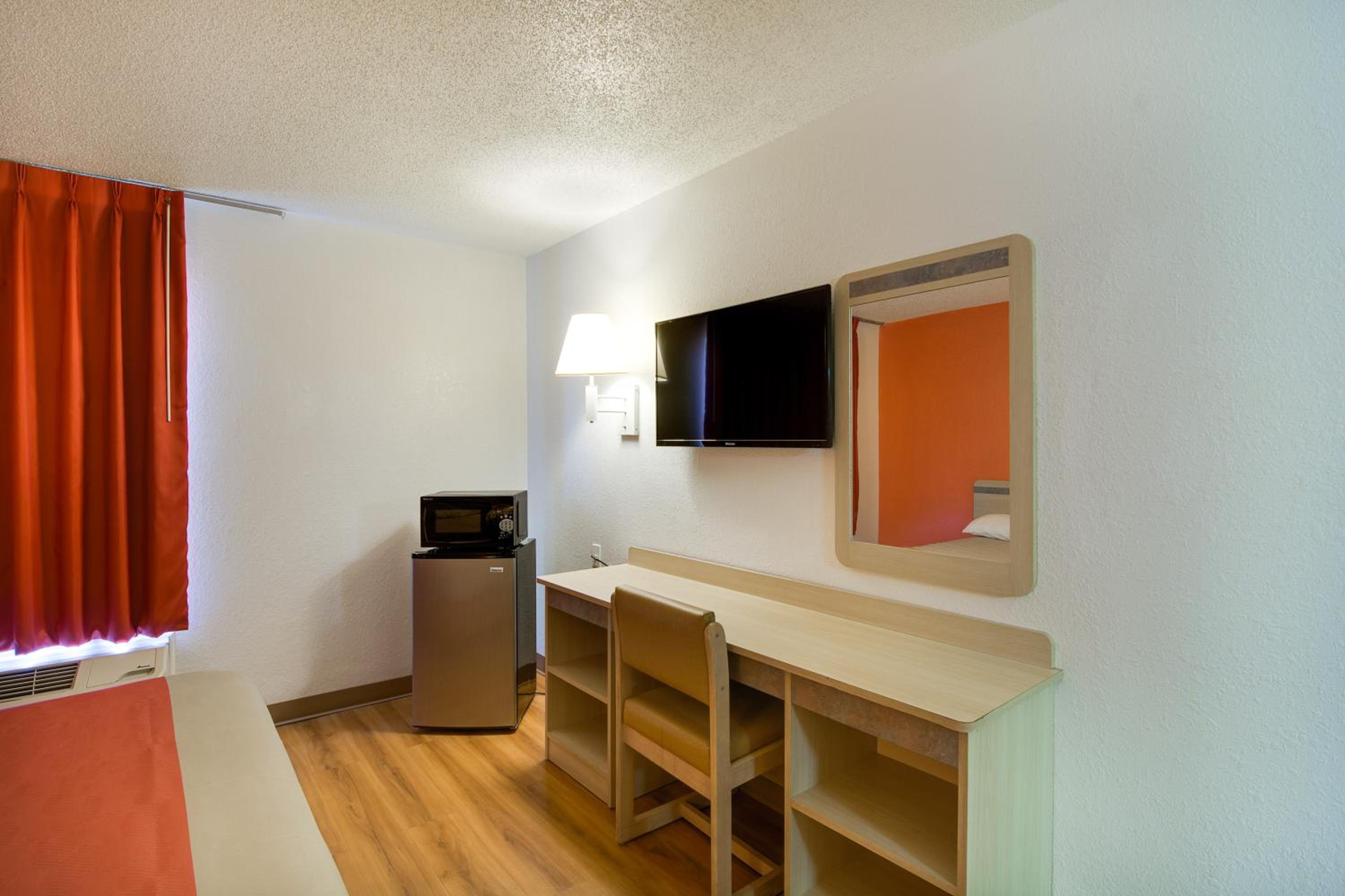 Waukegan Vacations - Motel 6-Waukegan, IL - Property Image 31