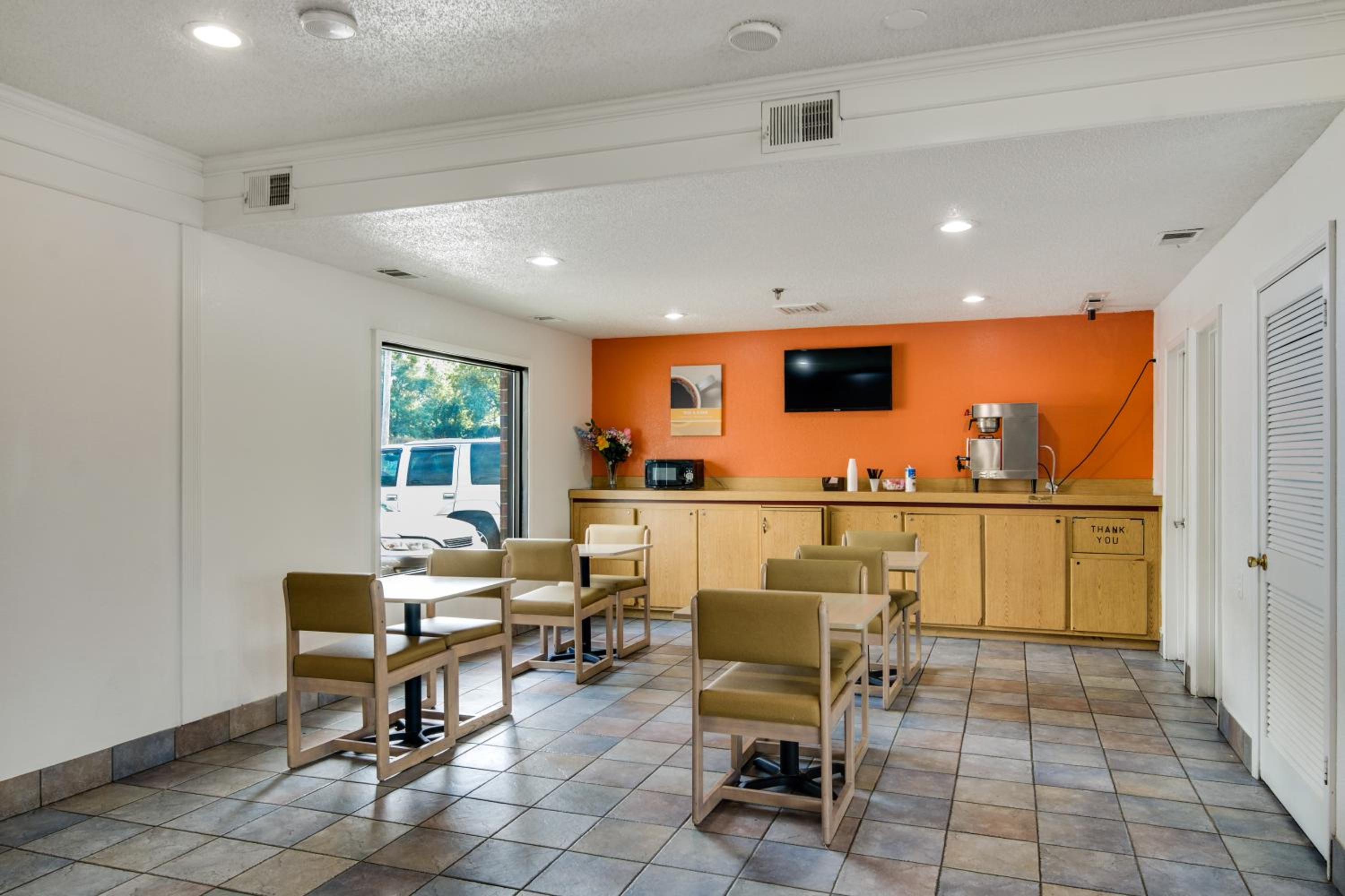 Waukegan Vacations - Motel 6-Waukegan, IL - Property Image 43