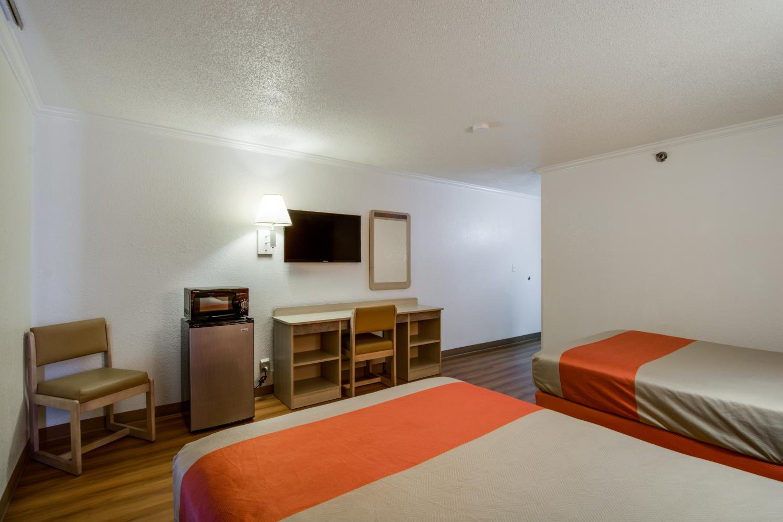 Waukegan Vacations - Motel 6-Waukegan, IL - Property Image 9