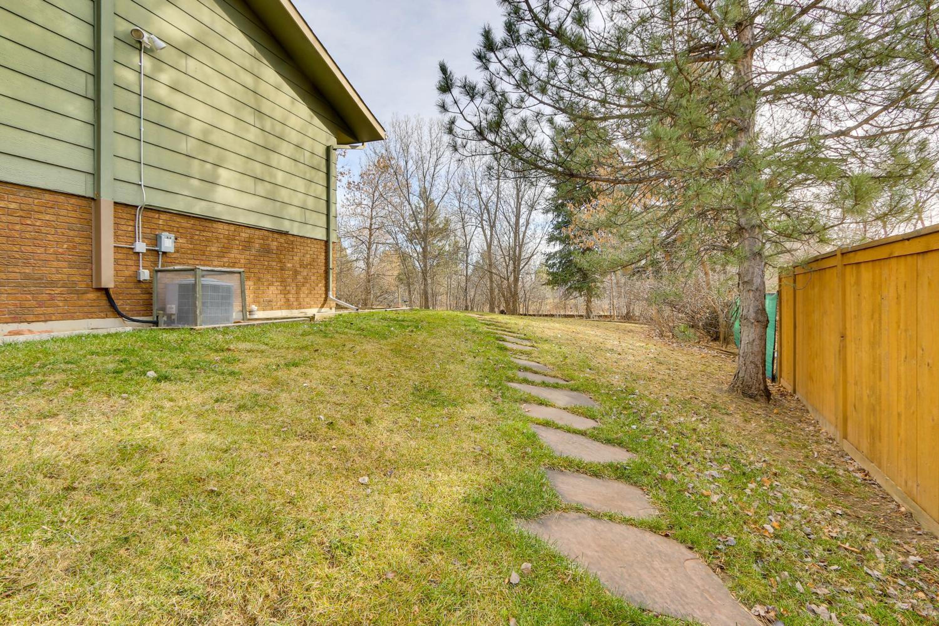 6 Mi to Dtwn Fort Collins Cozy Apt with Shared Yard
