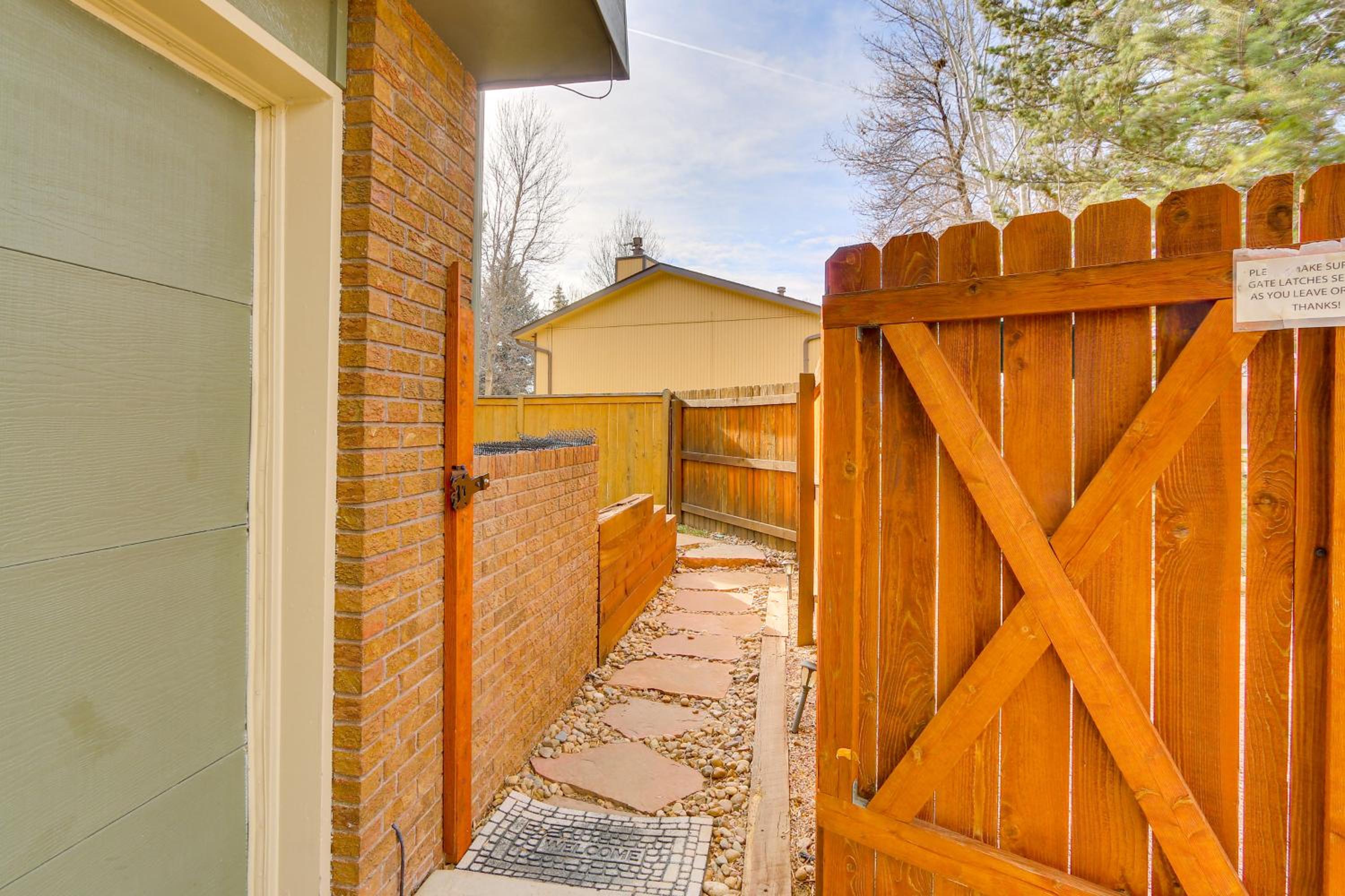 6 Mi to Dtwn Fort Collins Cozy Apt with Shared Yard
