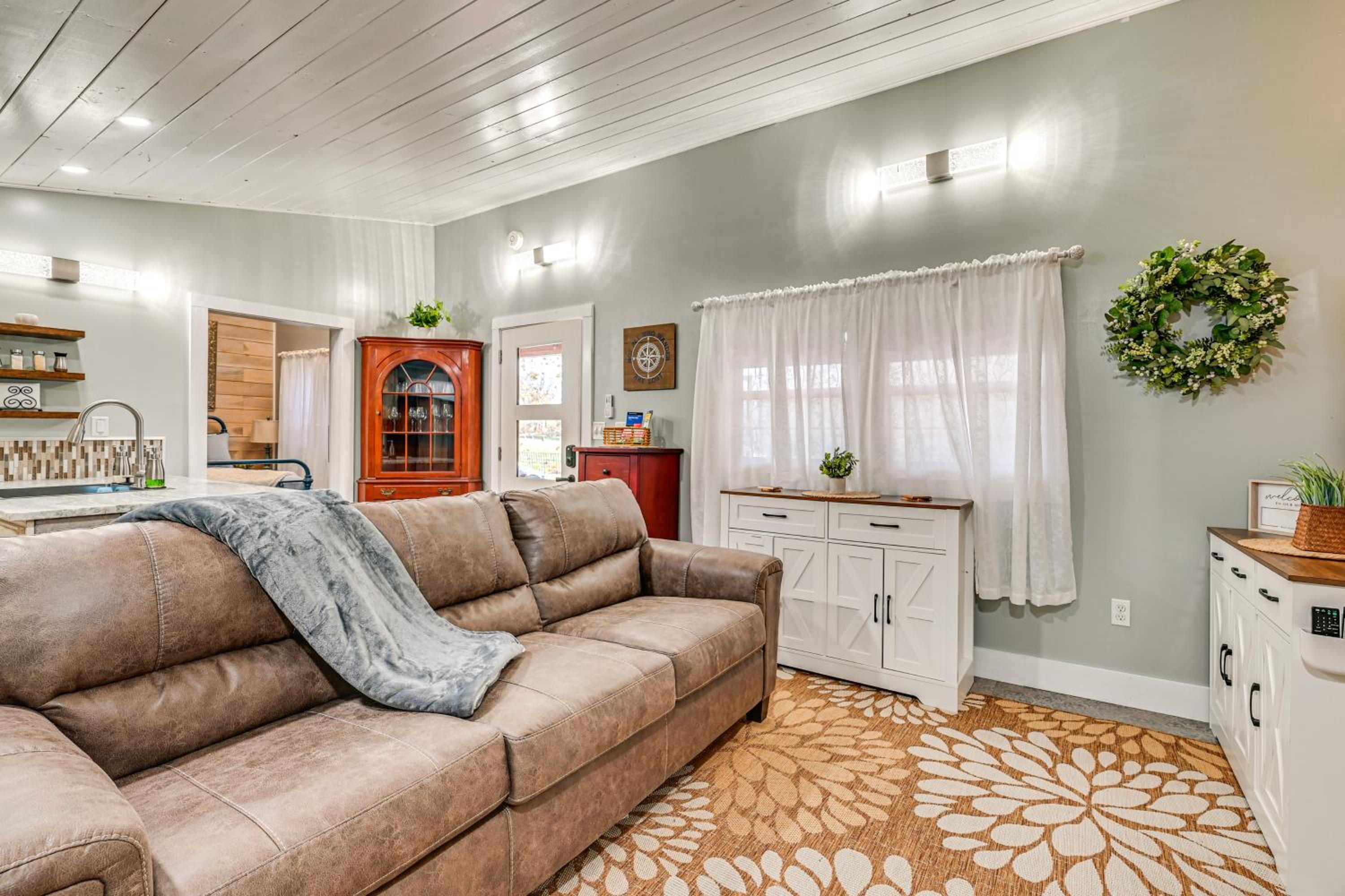 4 Mi to Mammoth Cave Hand-Built Cabin on 70 Acres