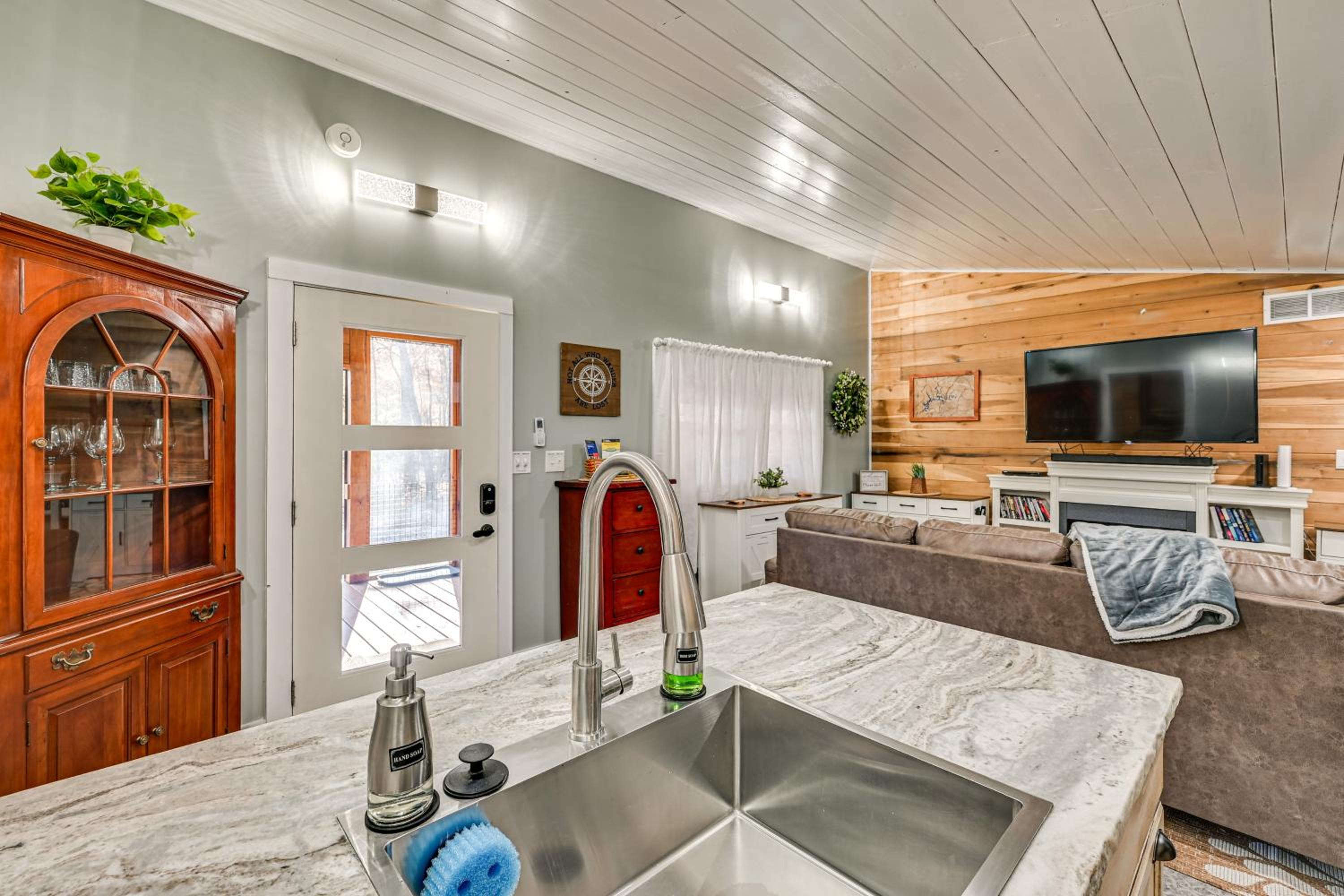 4 Mi to Mammoth Cave Hand-Built Cabin on 70 Acres
