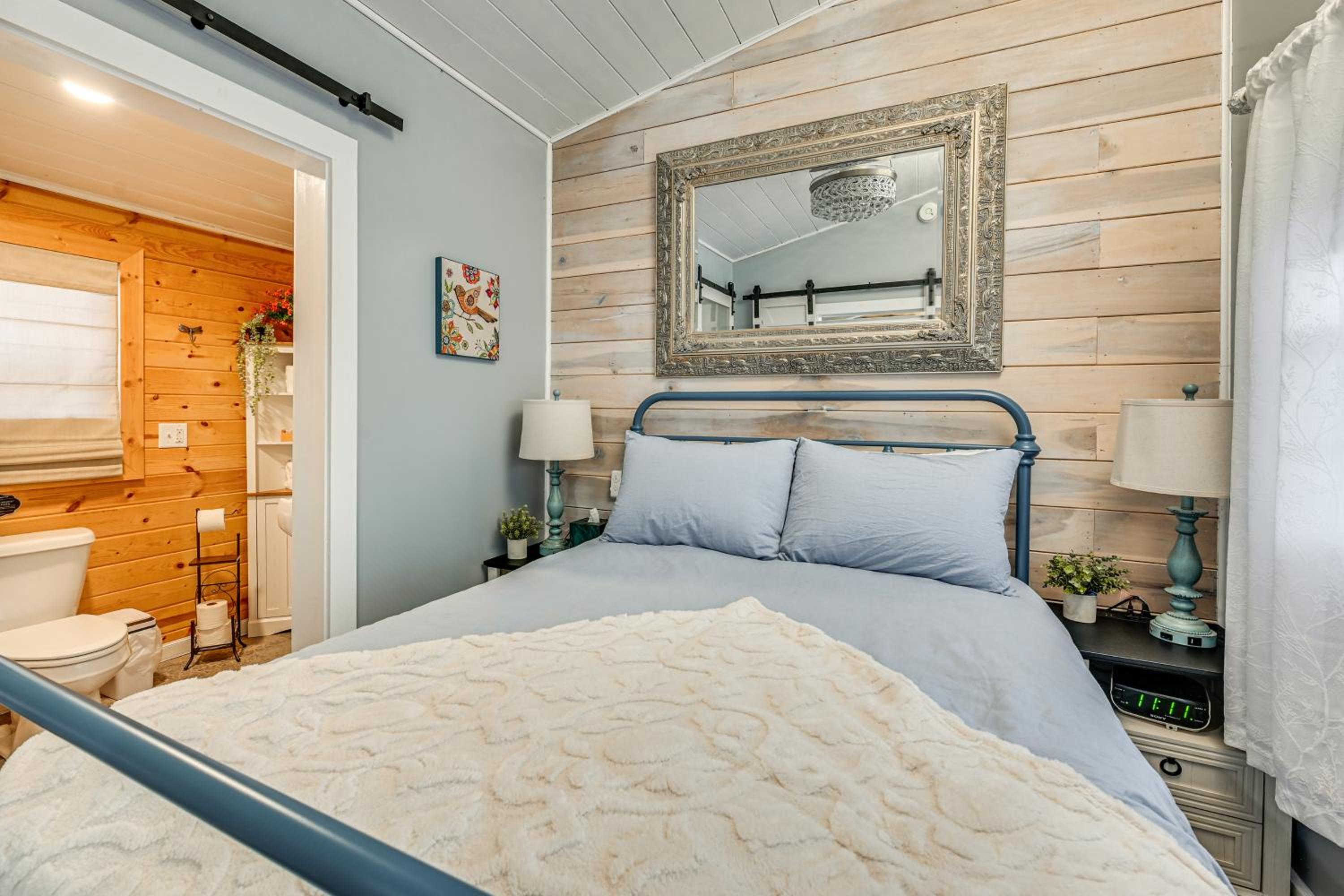 4 Mi to Mammoth Cave Hand-Built Cabin on 70 Acres