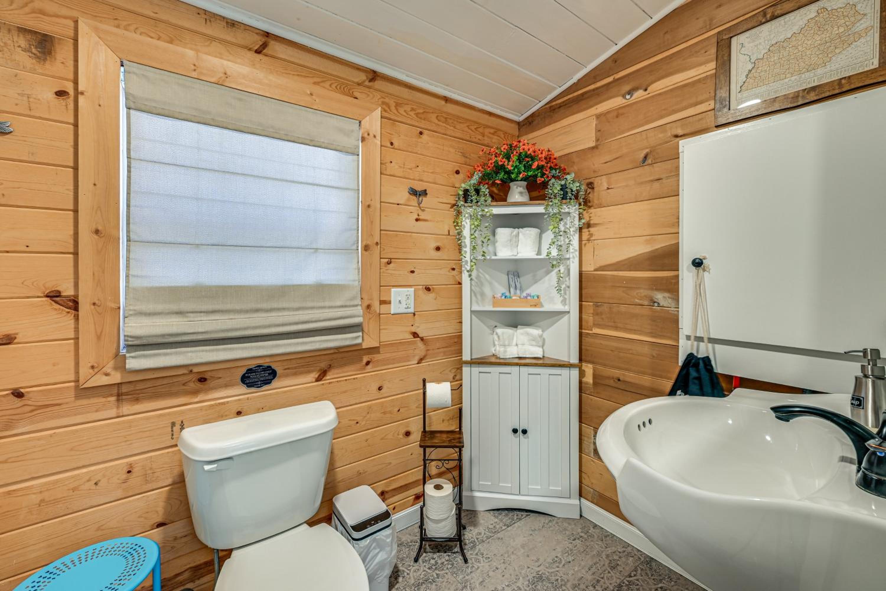 4 Mi to Mammoth Cave Hand-Built Cabin on 70 Acres
