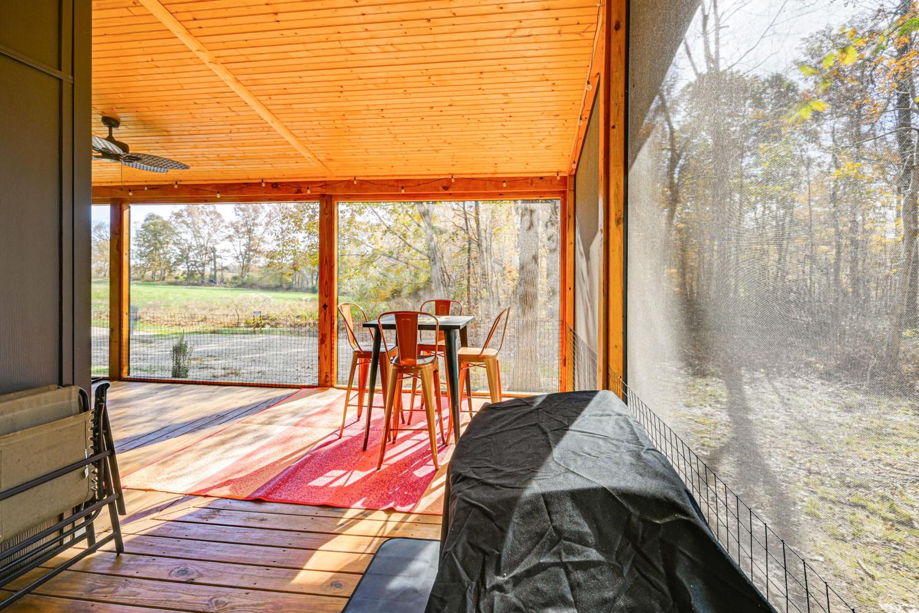 4 Mi to Mammoth Cave Hand-Built Cabin on 70 Acres
