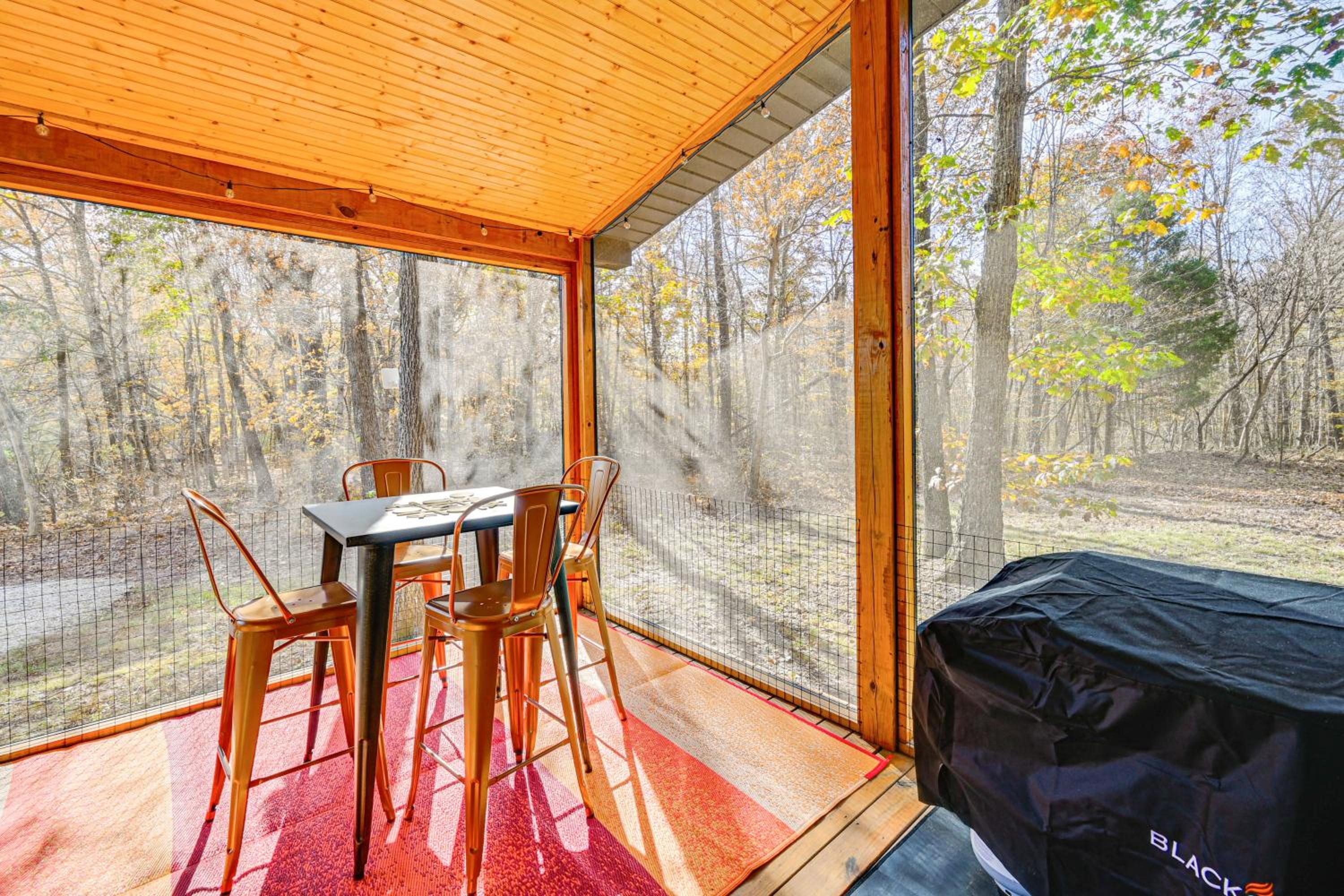 4 Mi to Mammoth Cave Hand-Built Cabin on 70 Acres