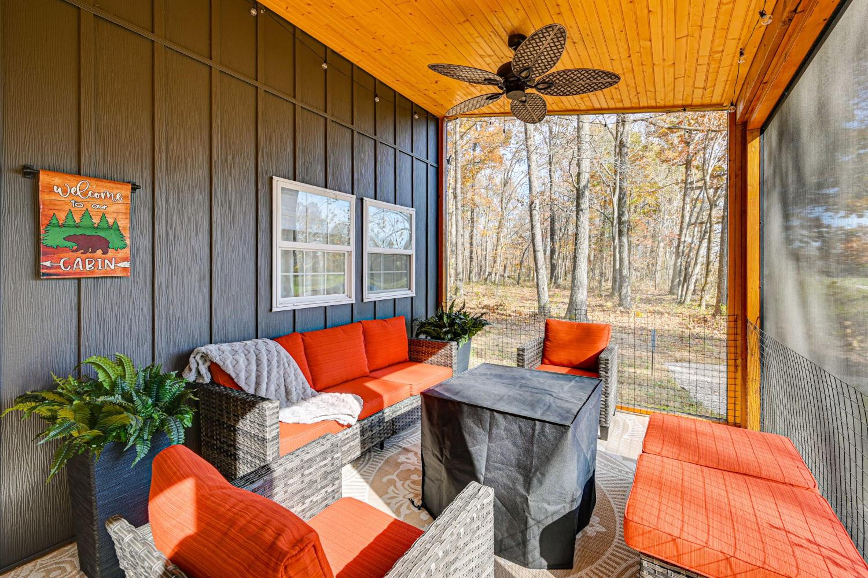 4 Mi to Mammoth Cave Hand-Built Cabin on 70 Acres