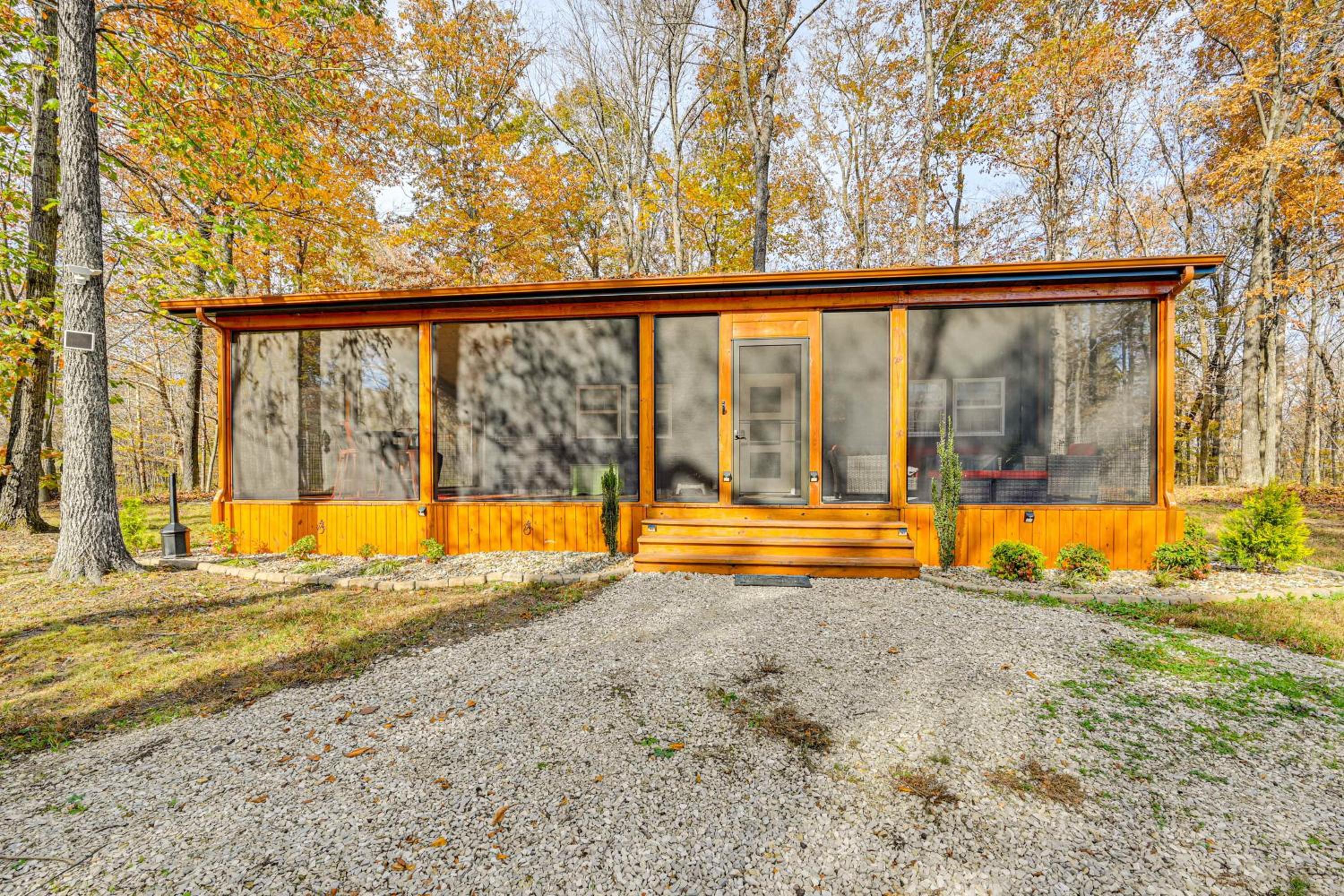 4 Mi to Mammoth Cave Hand-Built Cabin on 70 Acres