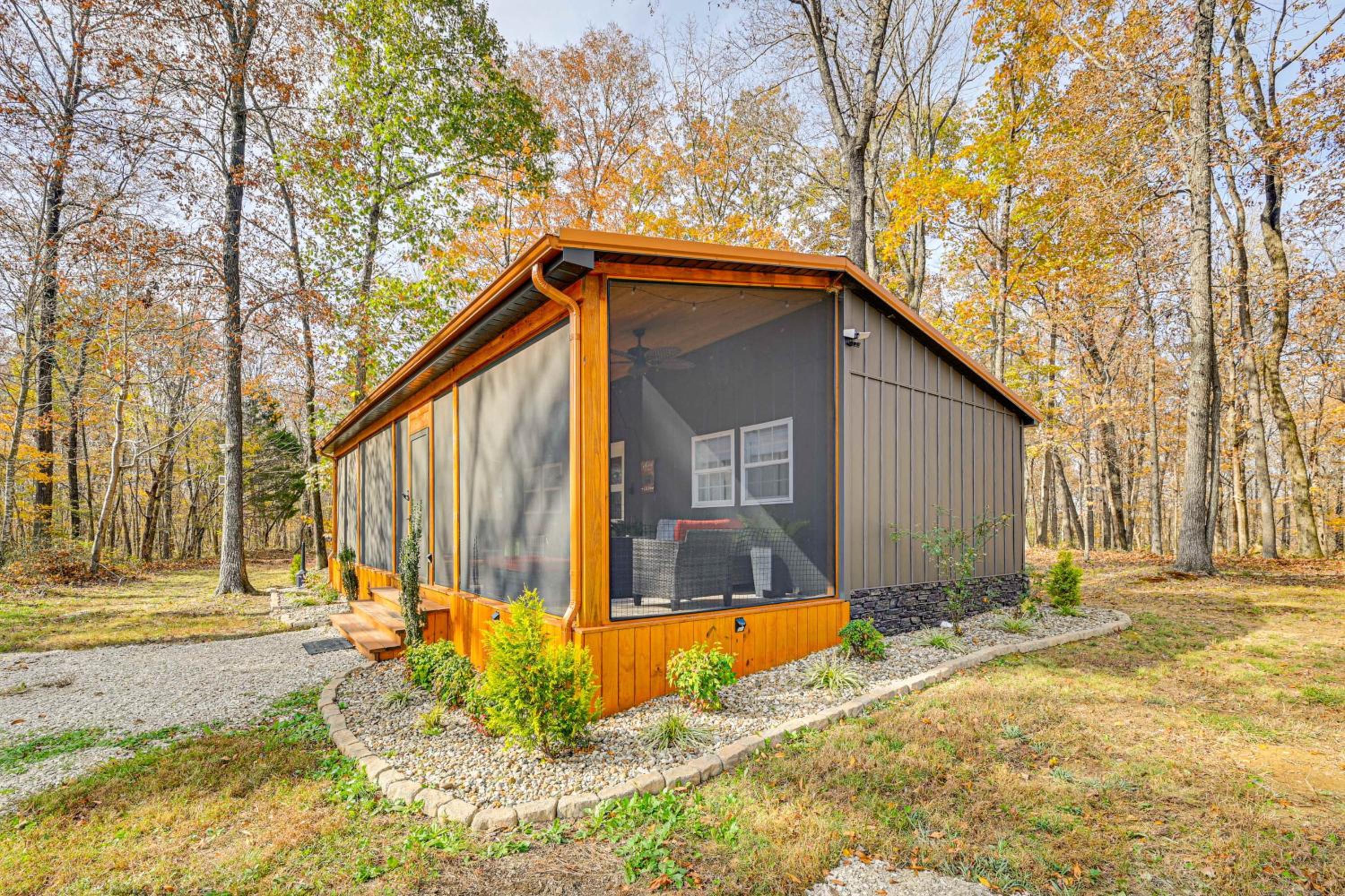 4 Mi to Mammoth Cave Hand-Built Cabin on 70 Acres