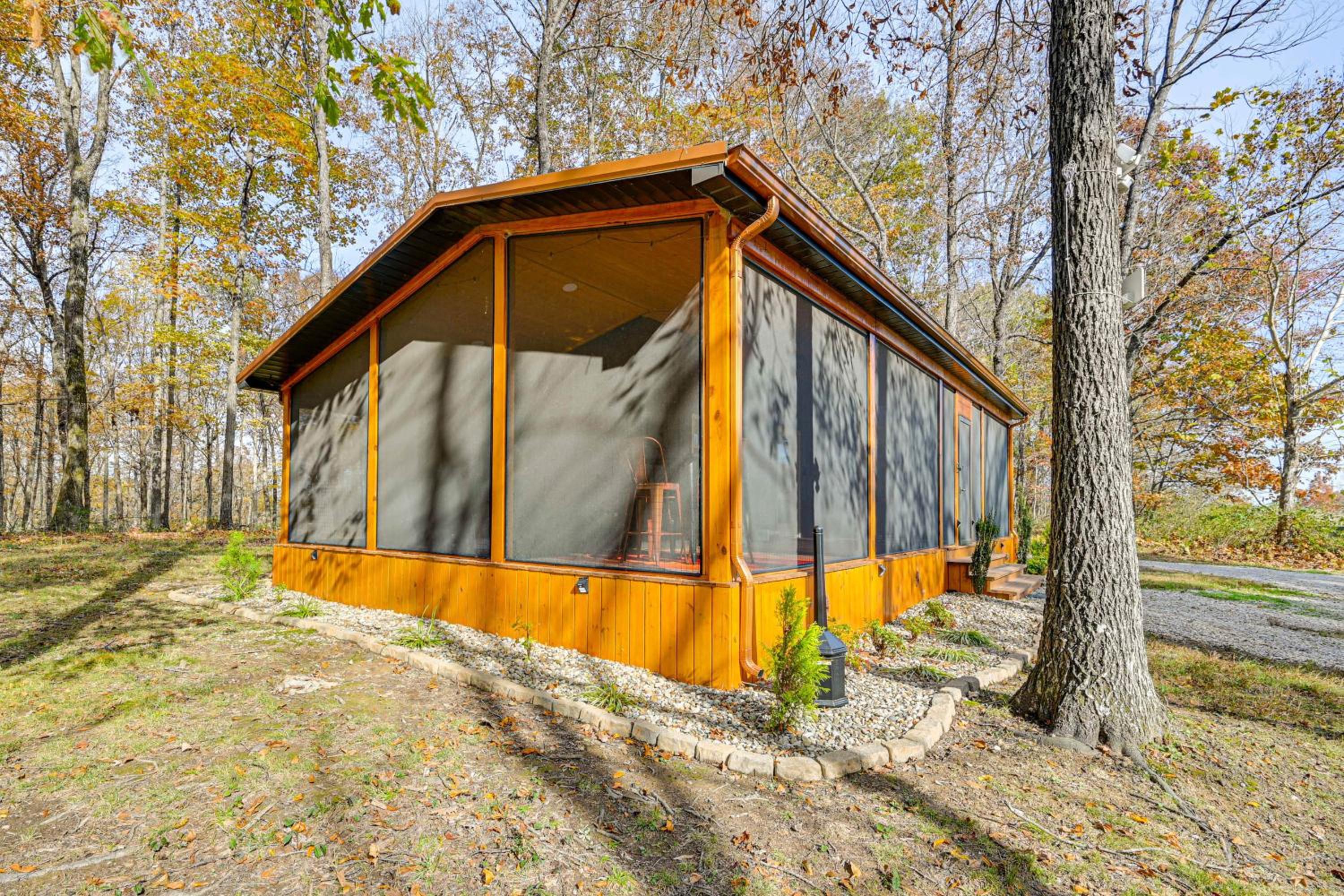 4 Mi to Mammoth Cave Hand-Built Cabin on 70 Acres