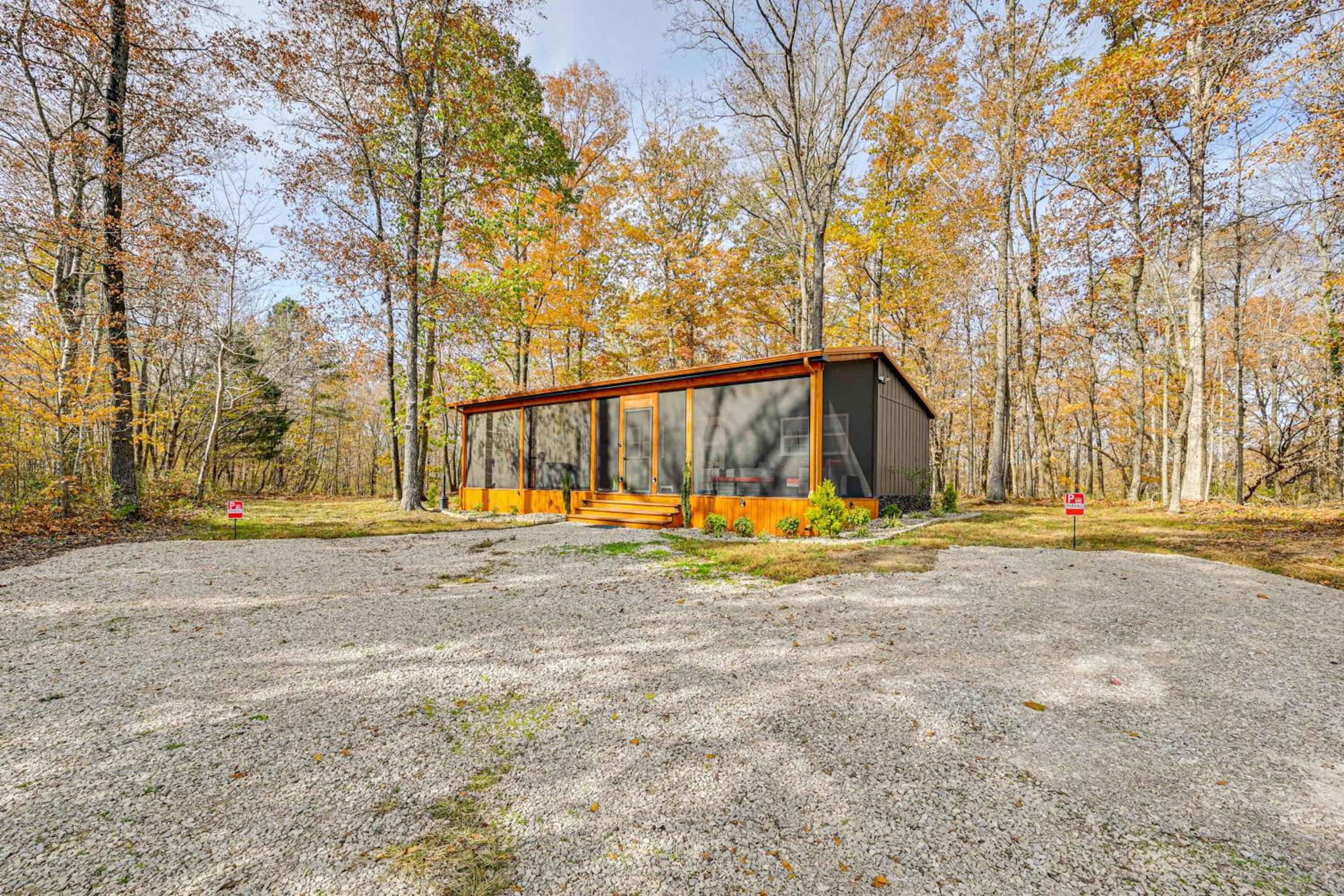 4 Mi to Mammoth Cave Hand-Built Cabin on 70 Acres