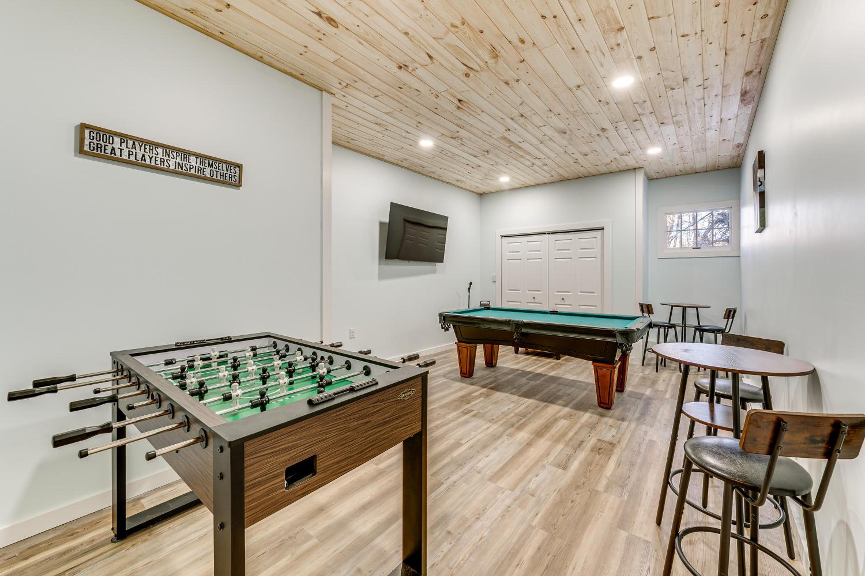Hot Tub and Game Room Spacious Poconos Escape!