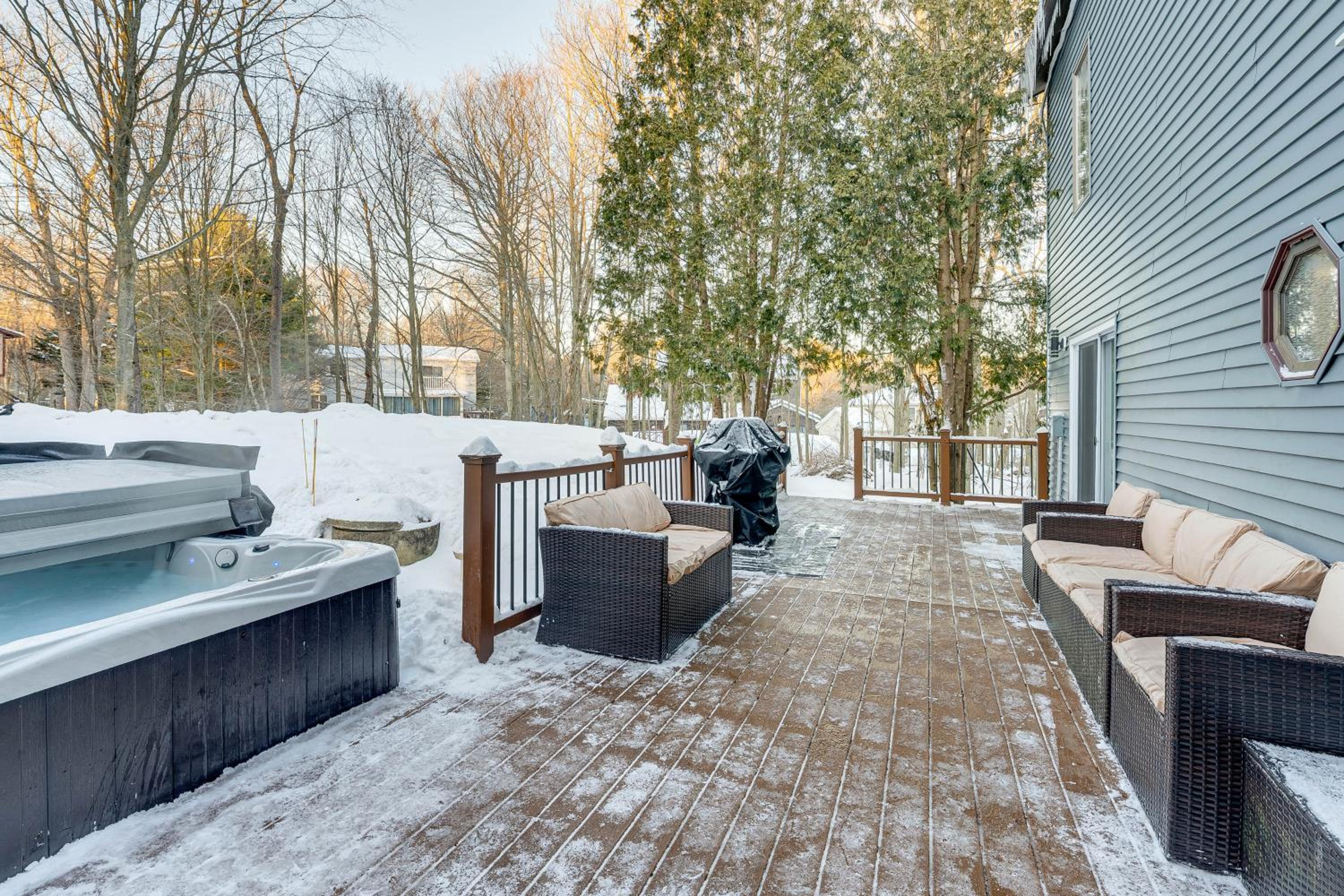 Hot Tub and Game Room Spacious Poconos Escape!