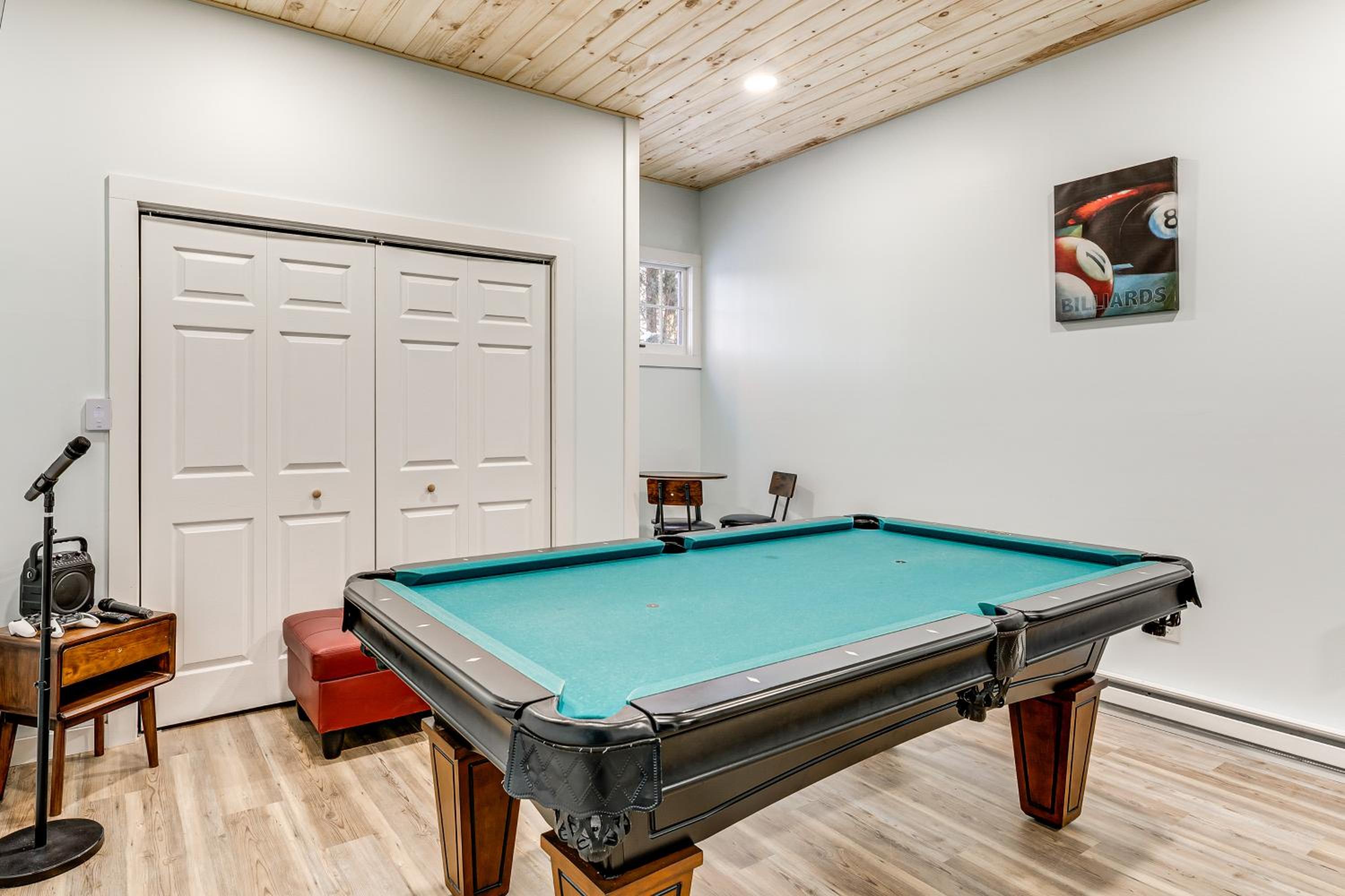 Hot Tub and Game Room Spacious Poconos Escape!