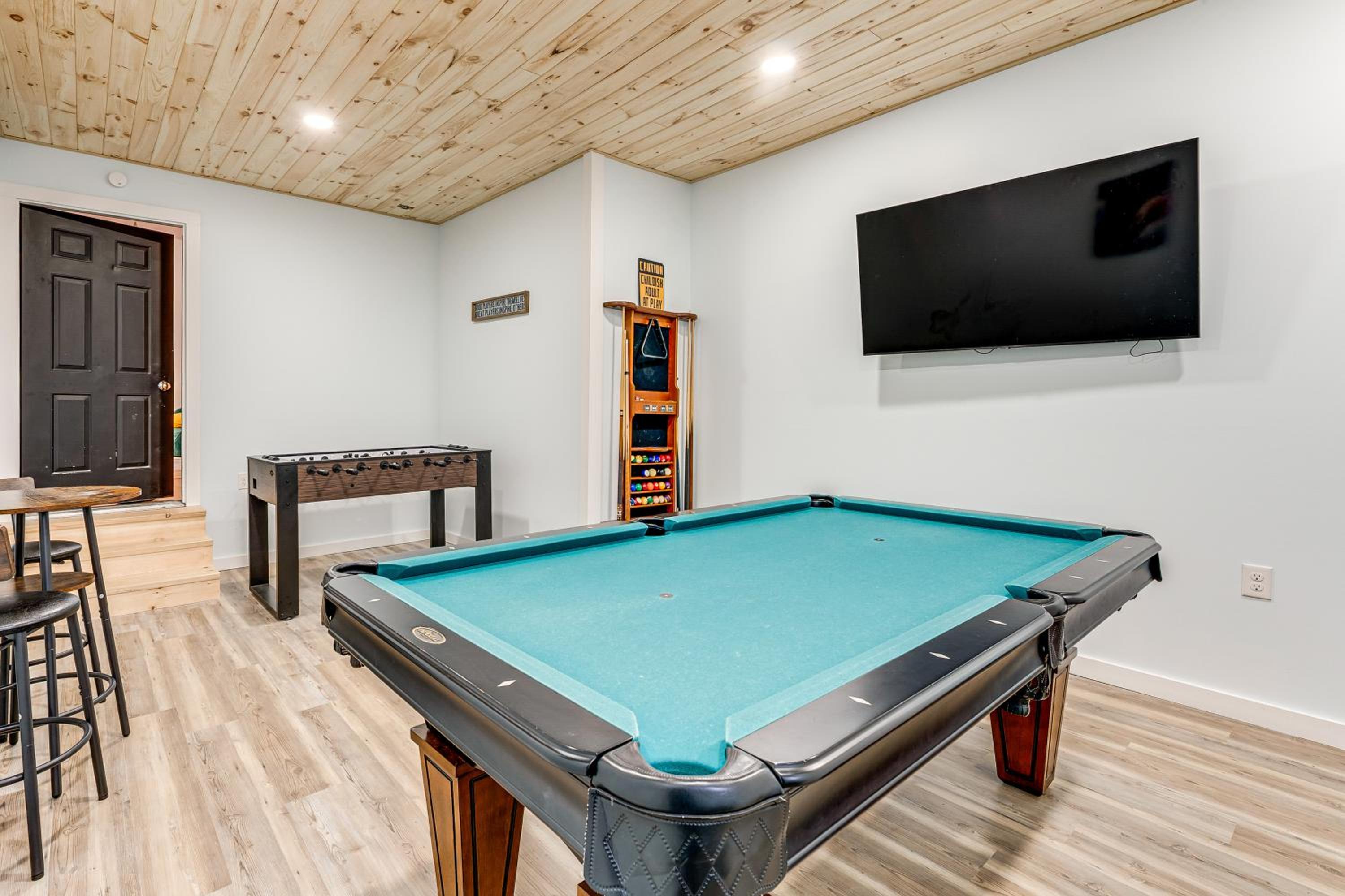 Hot Tub and Game Room Spacious Poconos Escape!