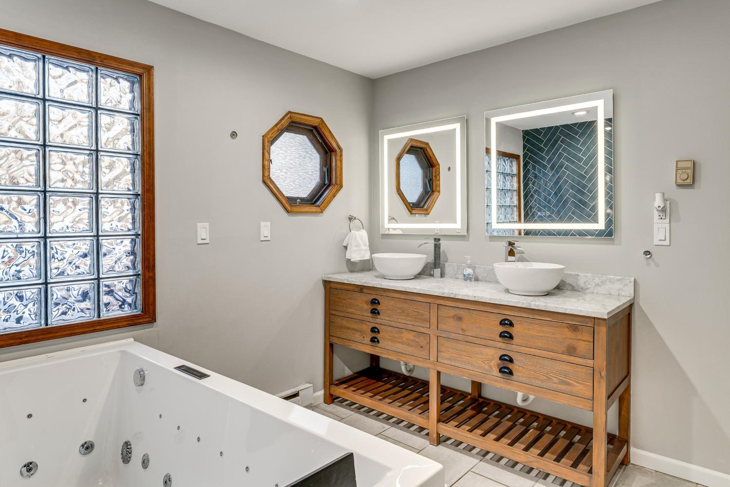 Hot Tub and Game Room Spacious Poconos Escape!