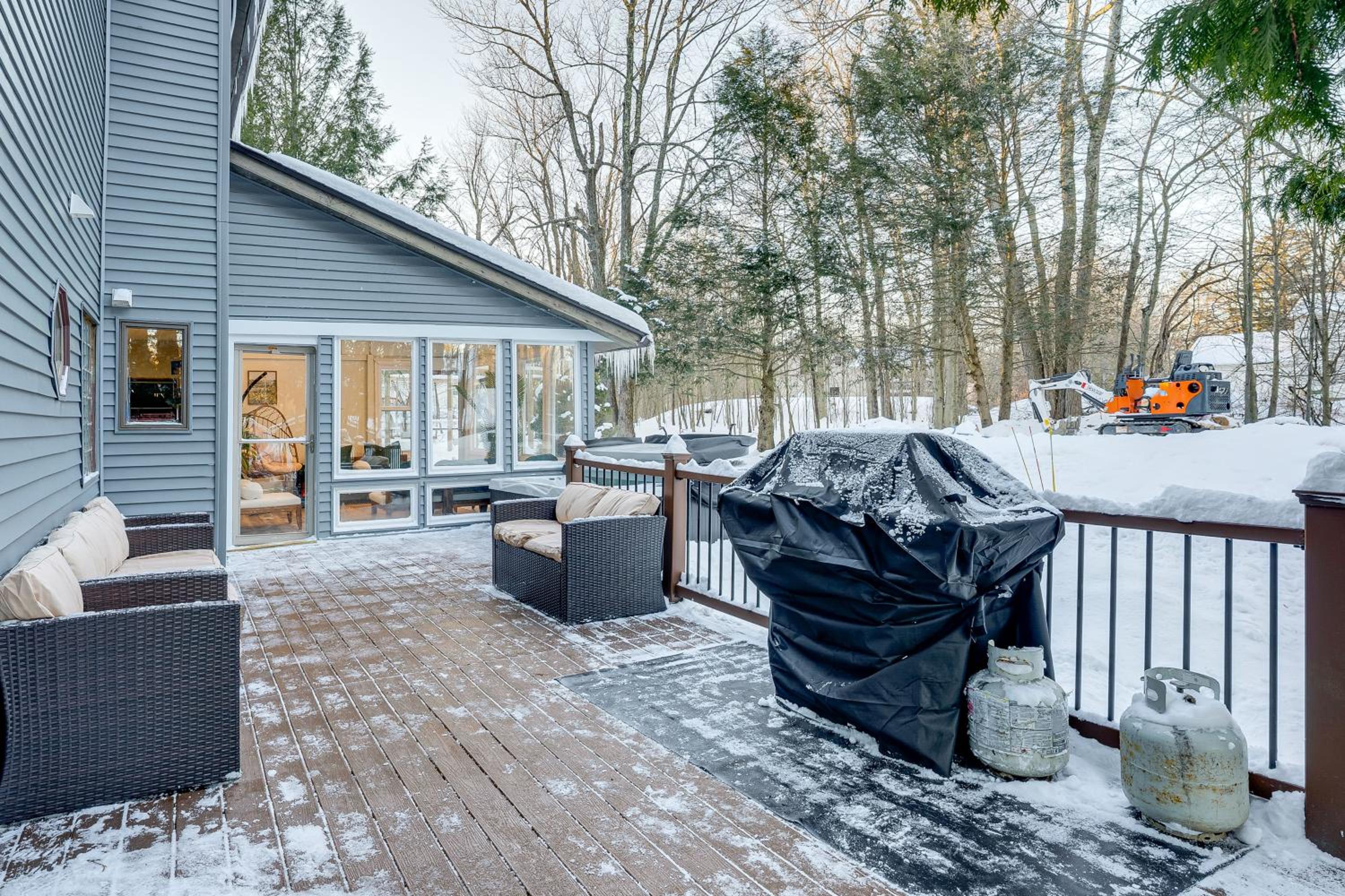 Hot Tub and Game Room Spacious Poconos Escape!