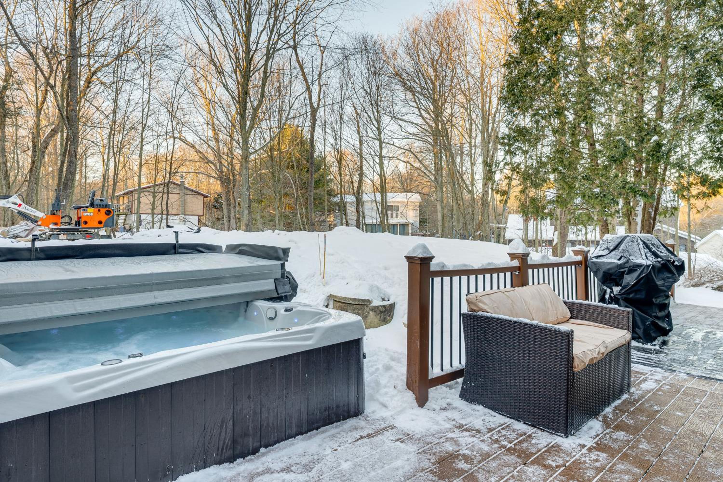 Hot Tub and Game Room Spacious Poconos Escape!