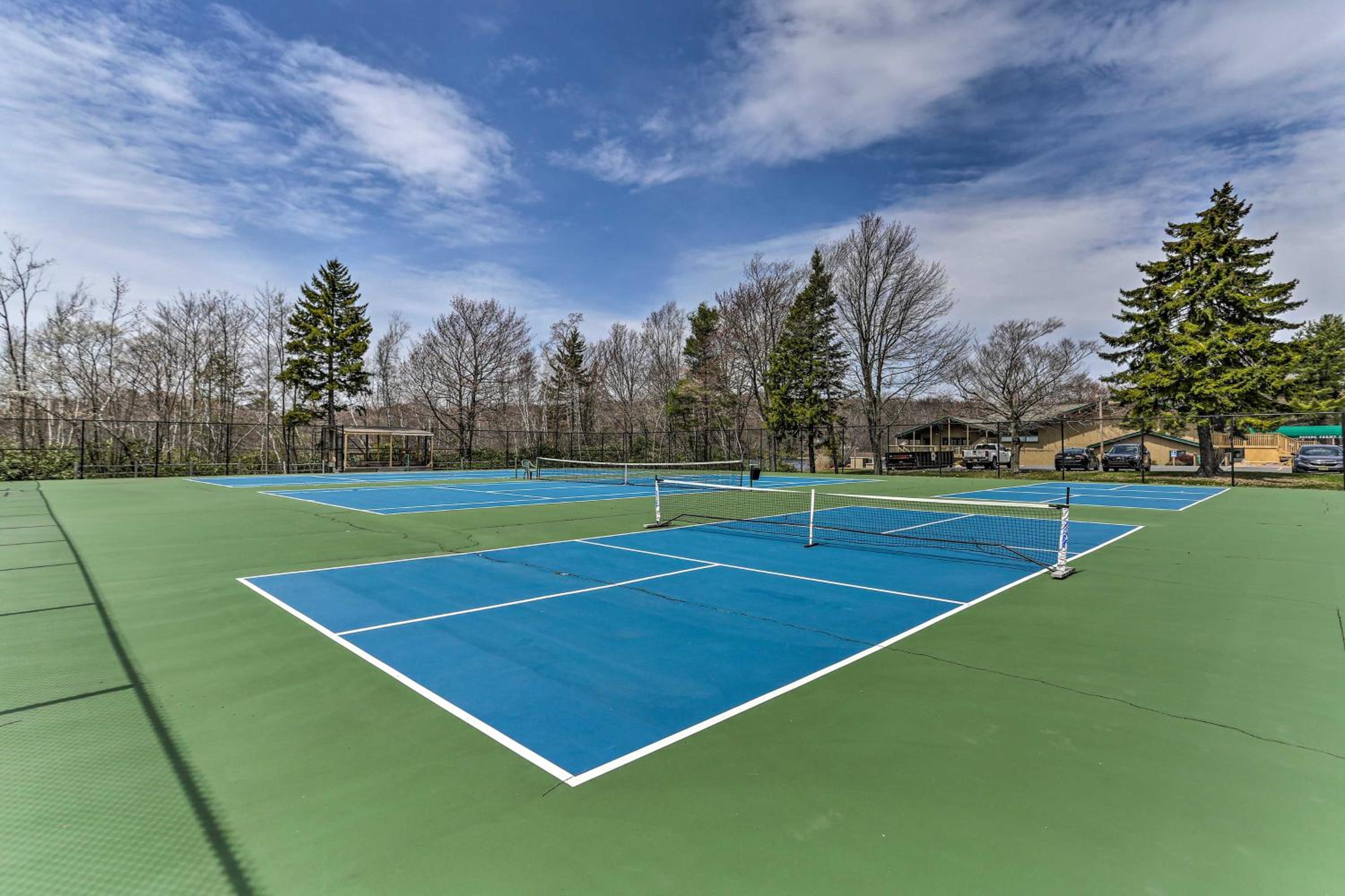 Hot Tub and Game Room Spacious Poconos Escape!