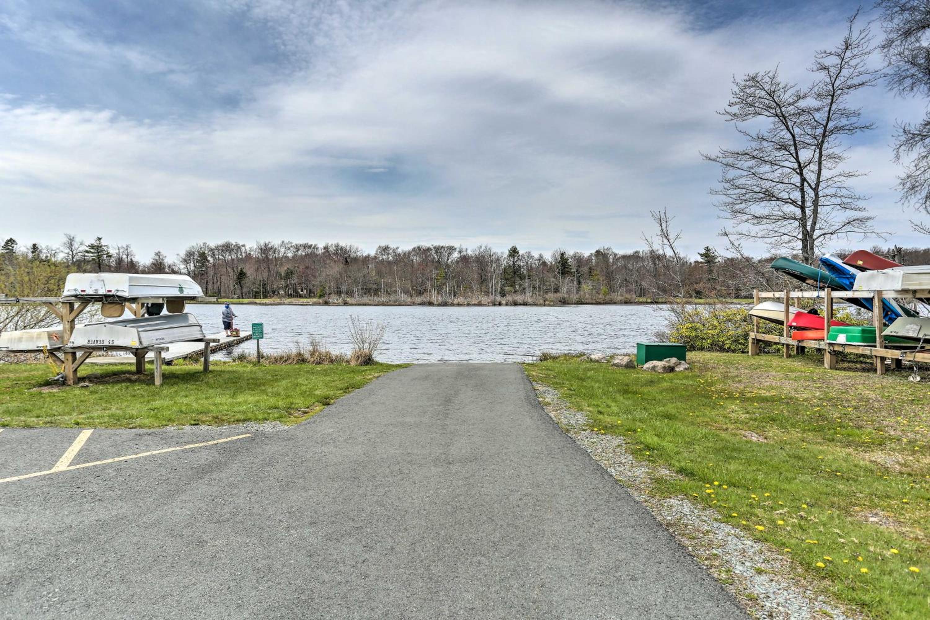 Hot Tub and Game Room Spacious Poconos Escape!