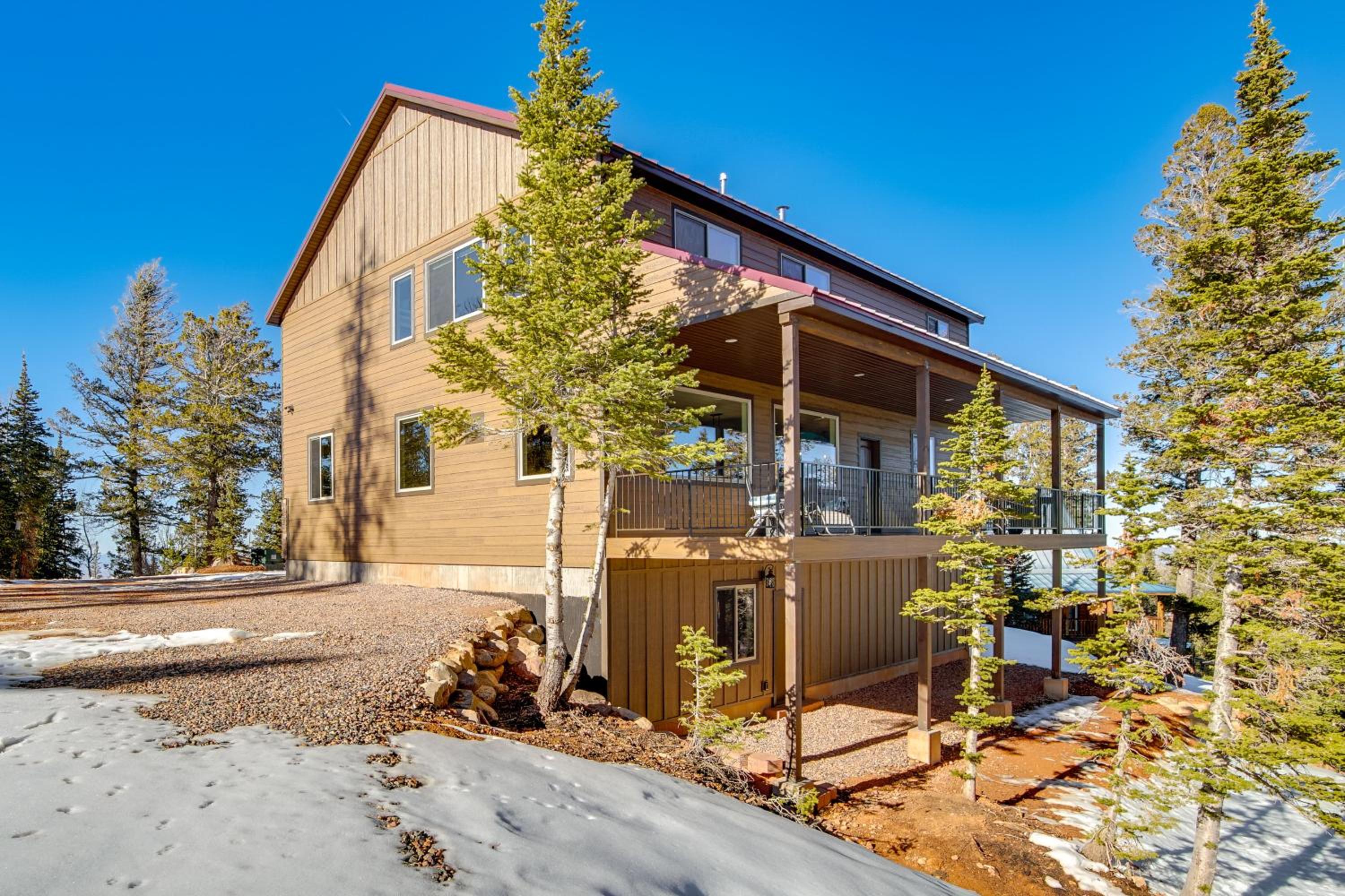 5 Mins to Brian Head Resort Family Gem with Views