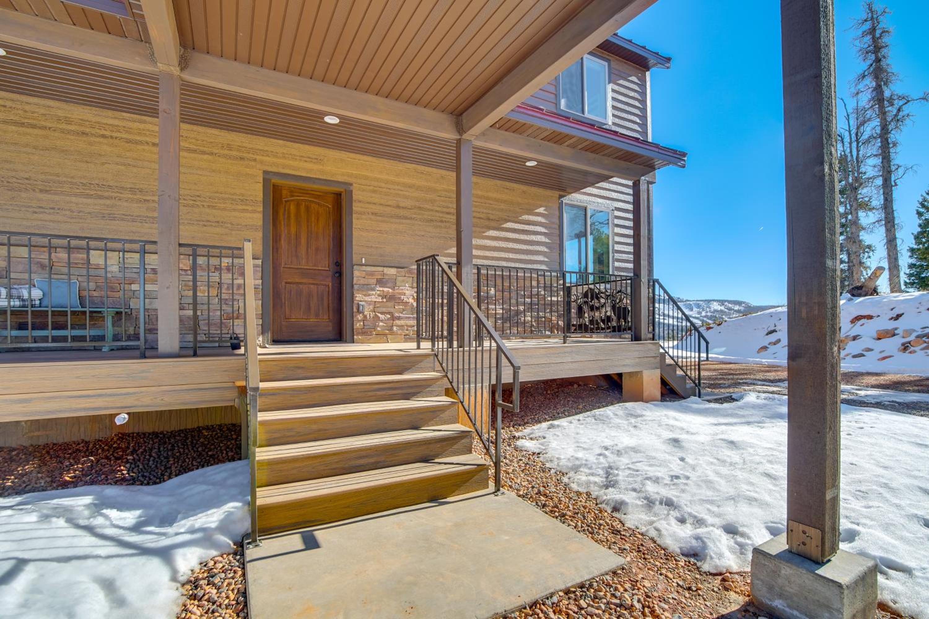 5 Mins to Brian Head Resort Family Gem with Views